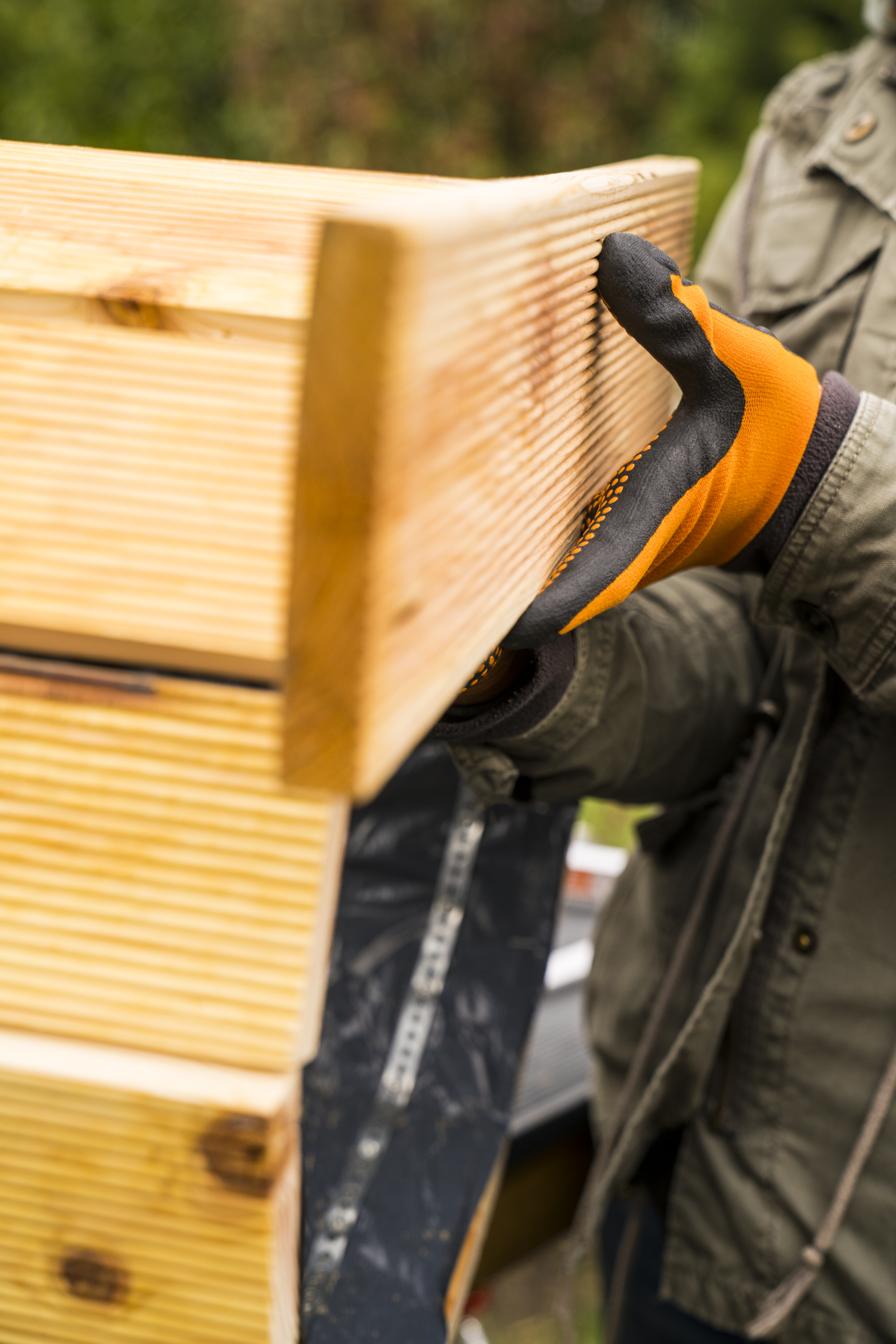 Kutil si nakreslí správné rozměry spojovacího dílu dveří tak, že na spodní stranu bramborové věže položí prkno a použije ho jako šablonu.