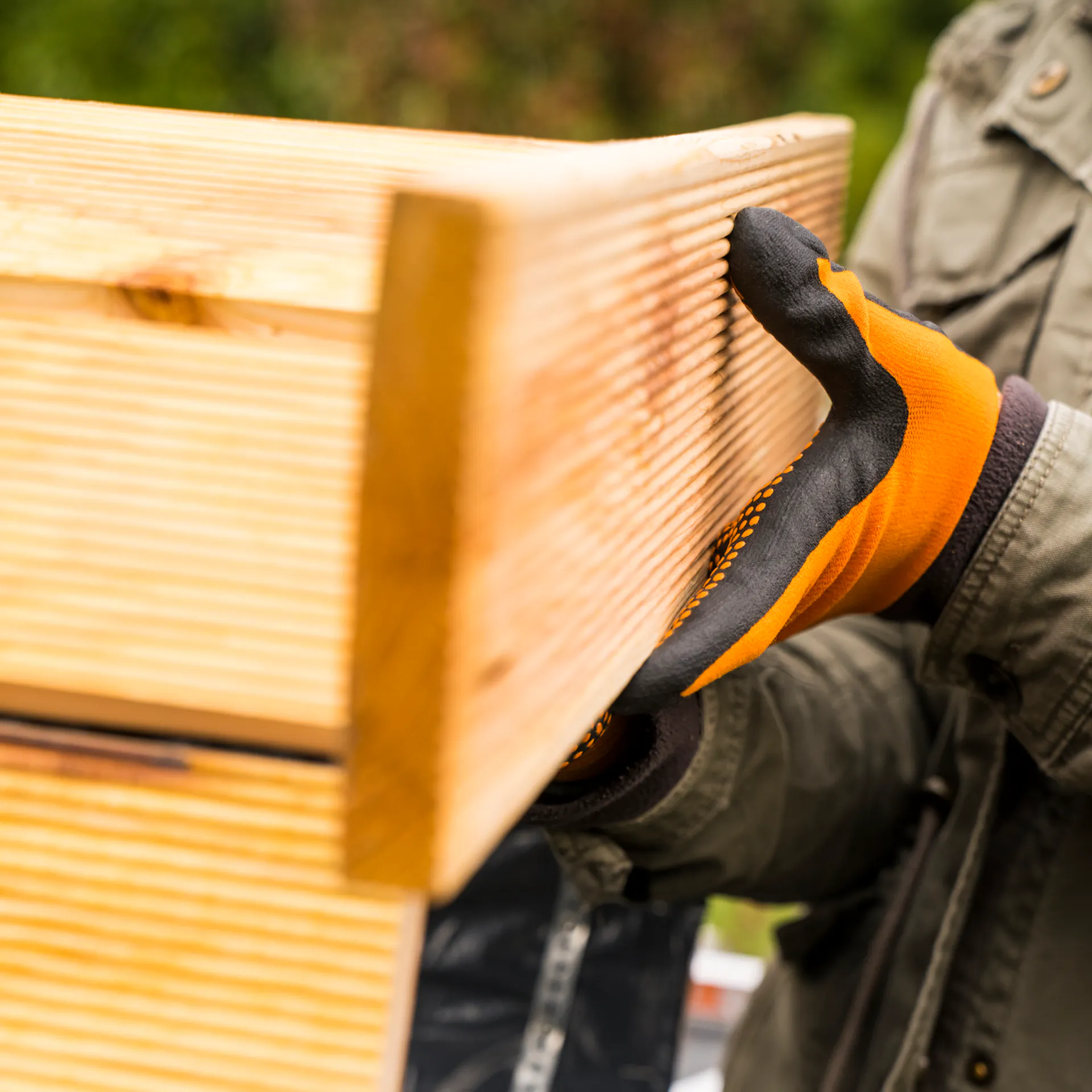 Kutil si nakreslí správné rozměry spojovacího dílu dveří tak, že na spodní stranu bramborové věže položí prkno a použije ho jako šablonu.
