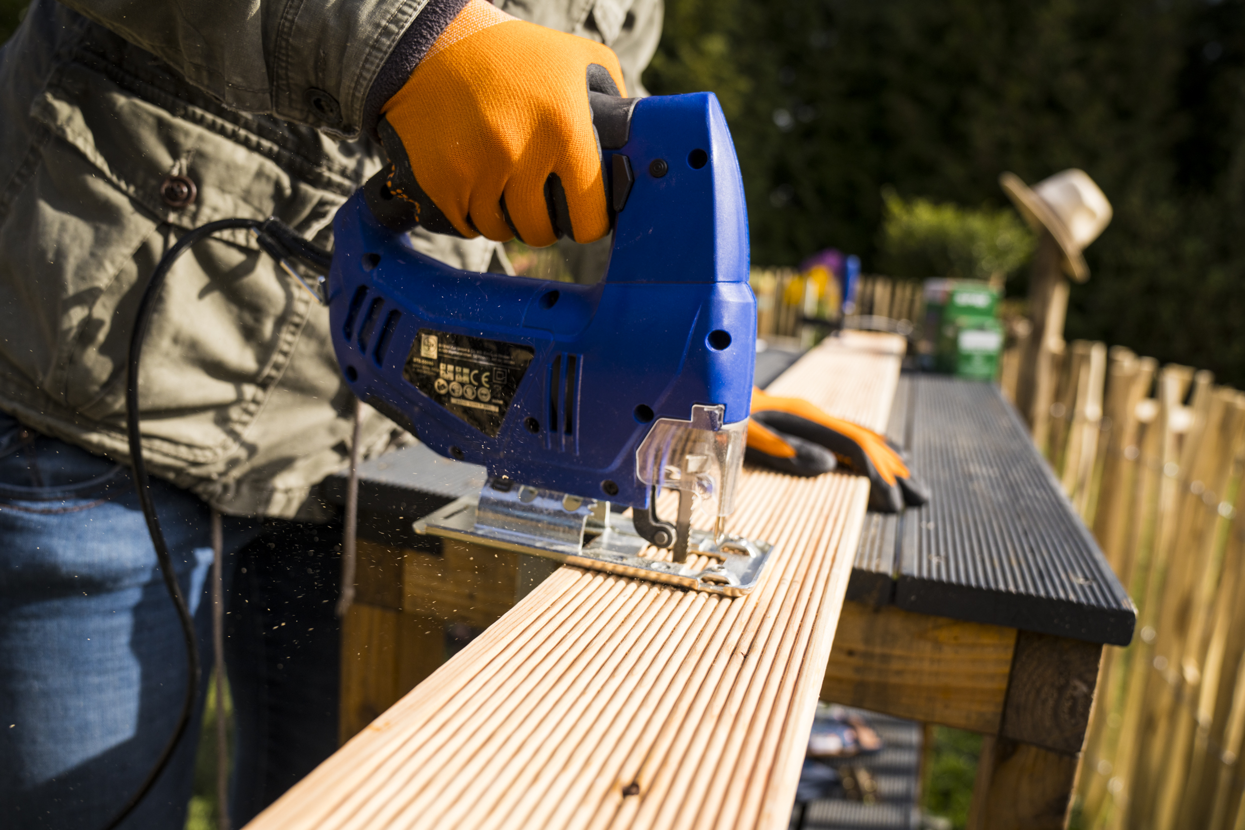 Kutil řeže dřevěné prkno na stavbu bramborové věže.