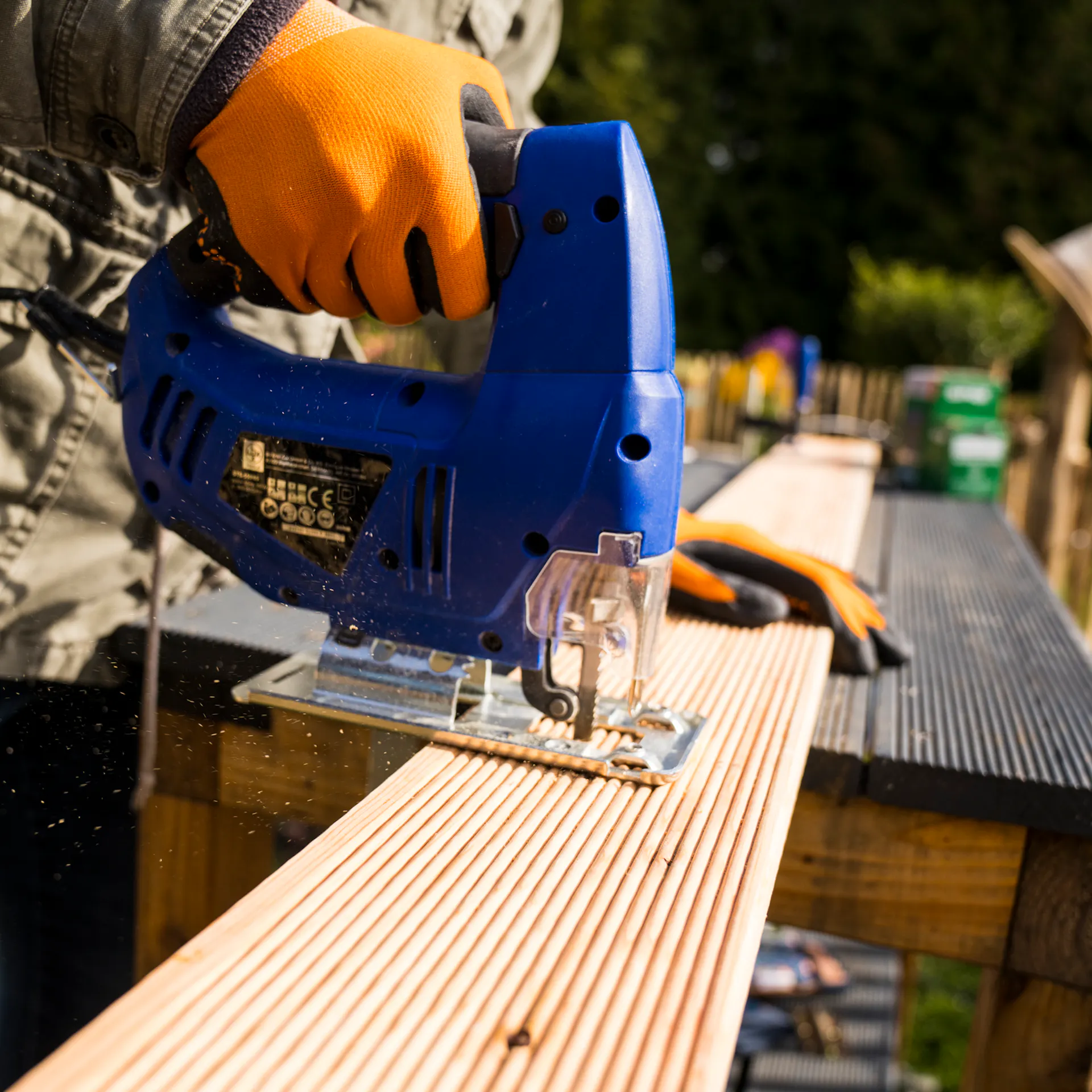 Kutil řeže dřevěné prkno na stavbu bramborové věže.