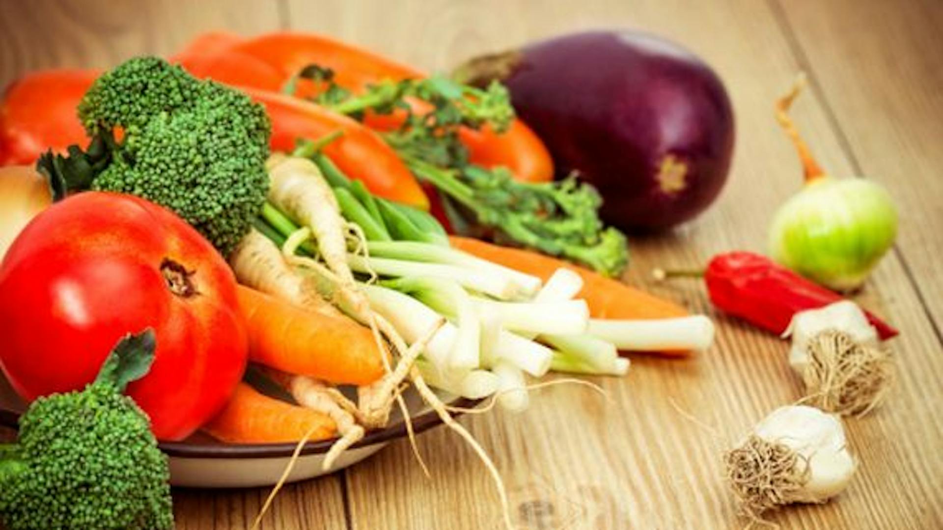 Tisch mit zahlreichem Gemüse