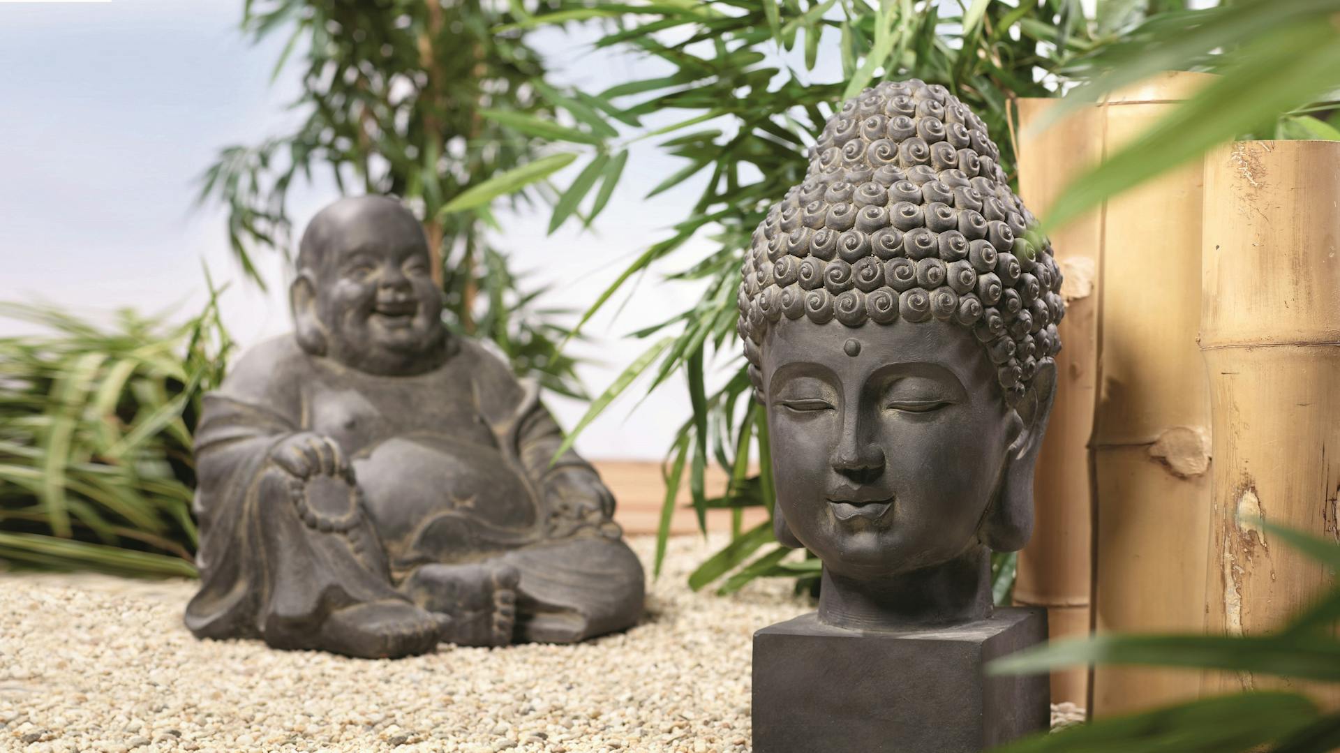 Ein asiatischer Garten mit Buddha, Kies und Bambus