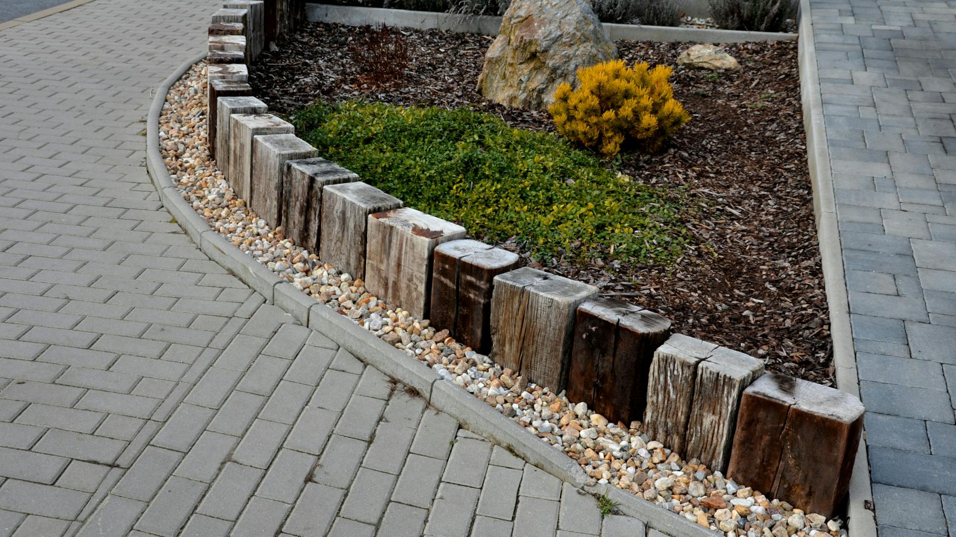 Ágyás rusztikus fatörzsekből készült szegéllyel.