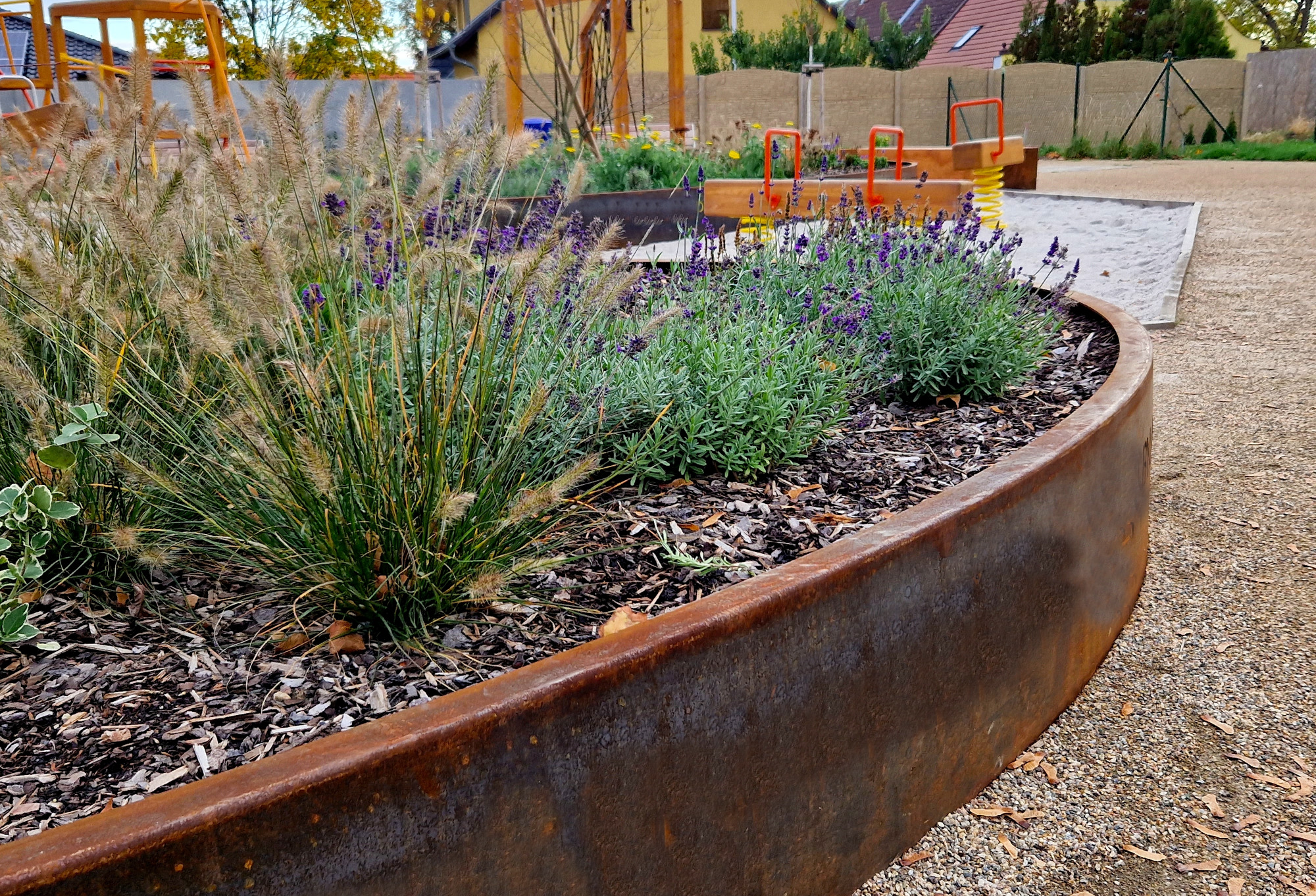 Ágyásszegély rozsdaszínű fémből.