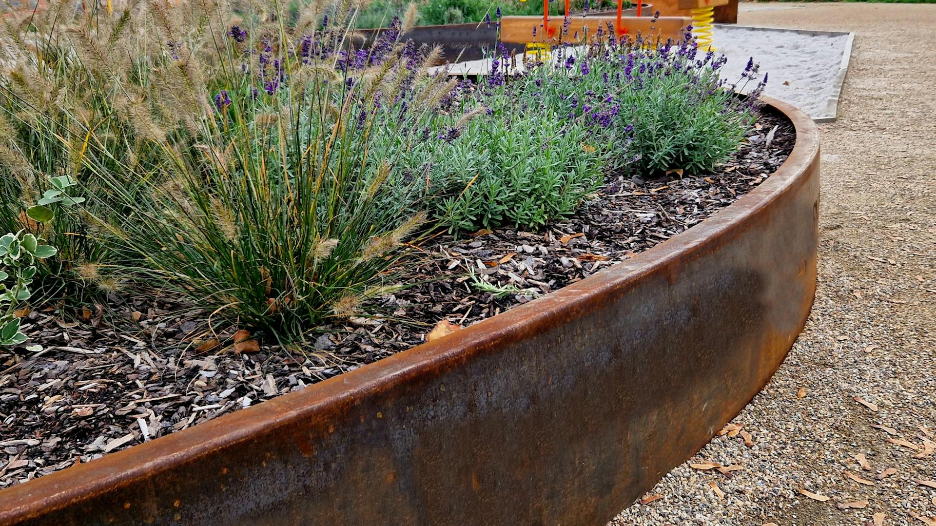 Ágyásszegély rozsdaszínű fémből.