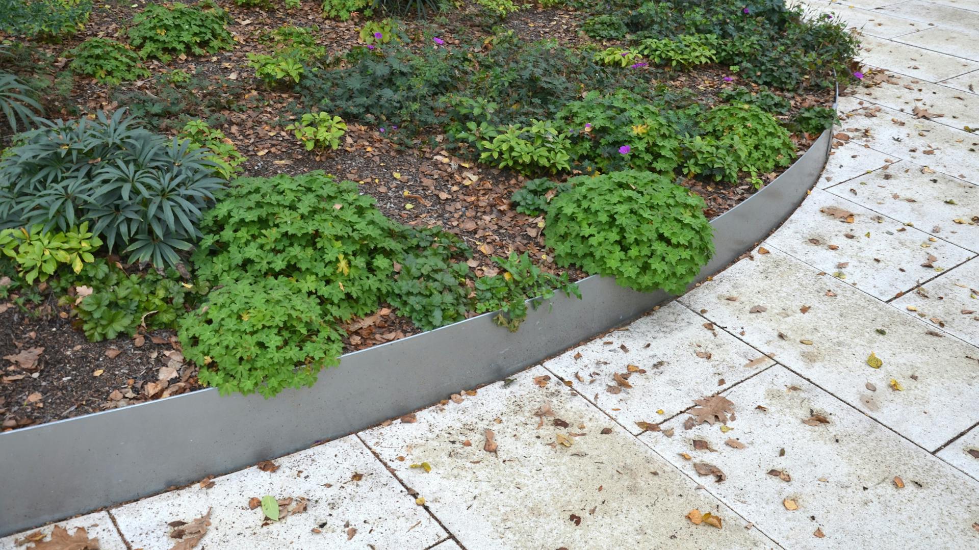 Ágyásszegély szürke matt fémből.