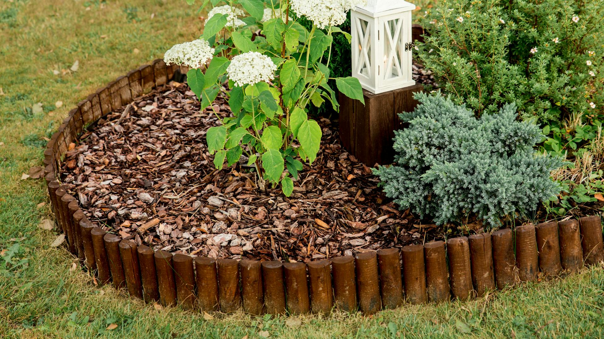 Ágyás rövid fatörzsekből készült szegéllyel.