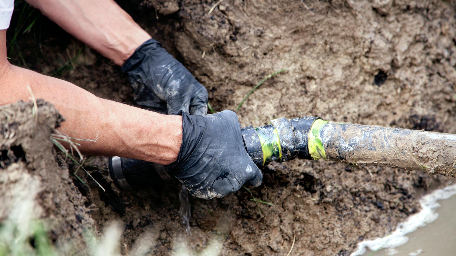 Heimwerker repariert Erdkabel in Erde