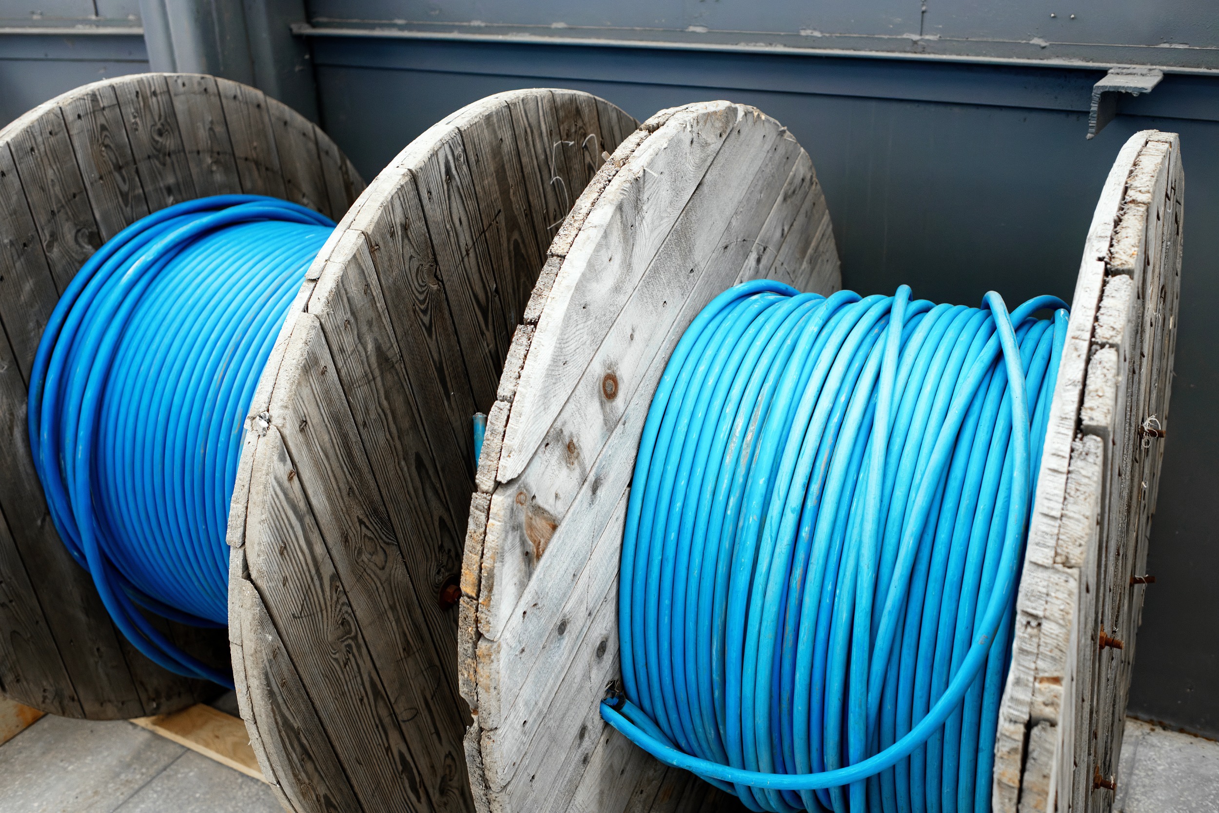 Erdkabel auf großen Kabeltrommeln
