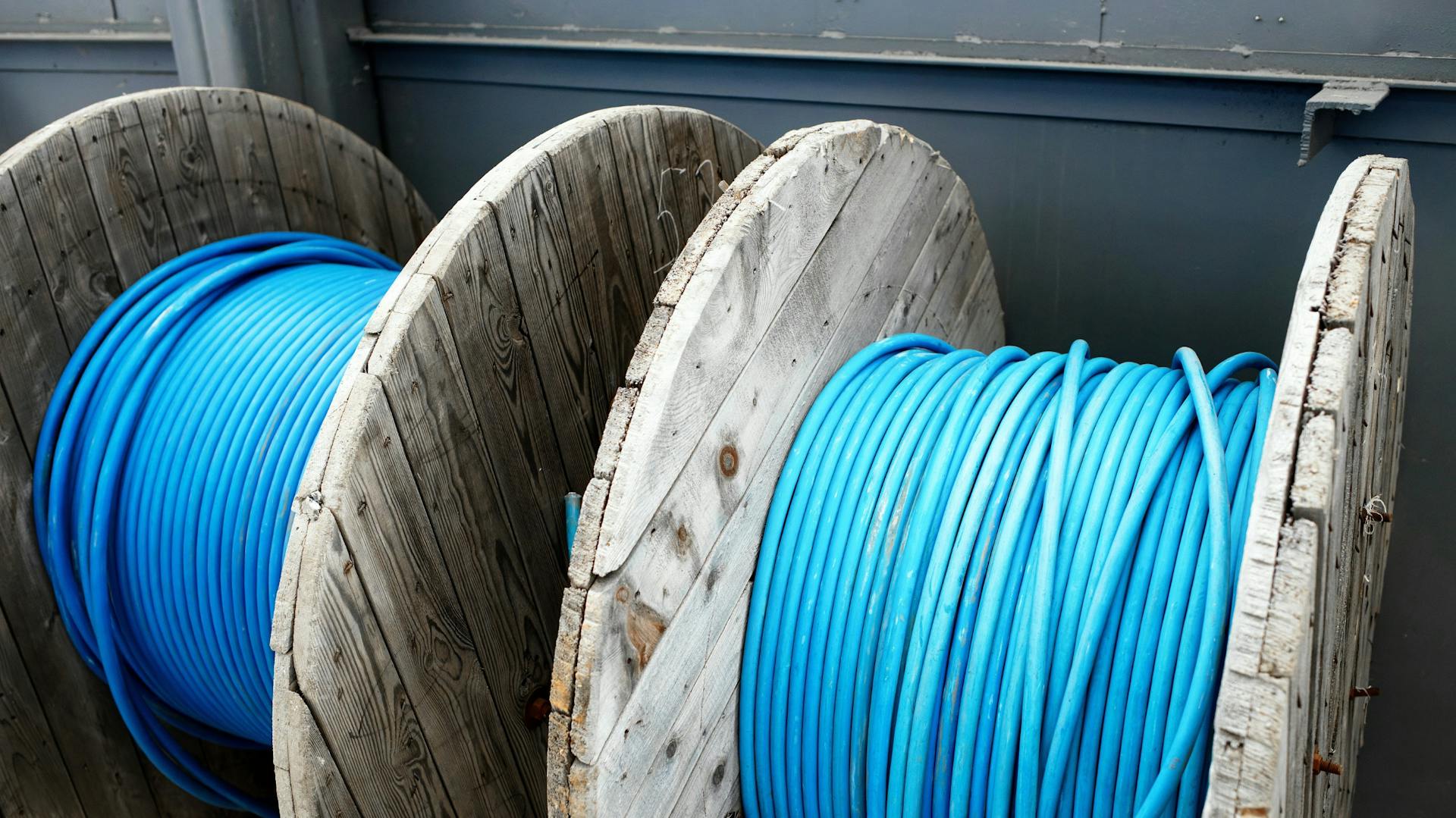 Erdkabel auf großen Kabeltrommeln