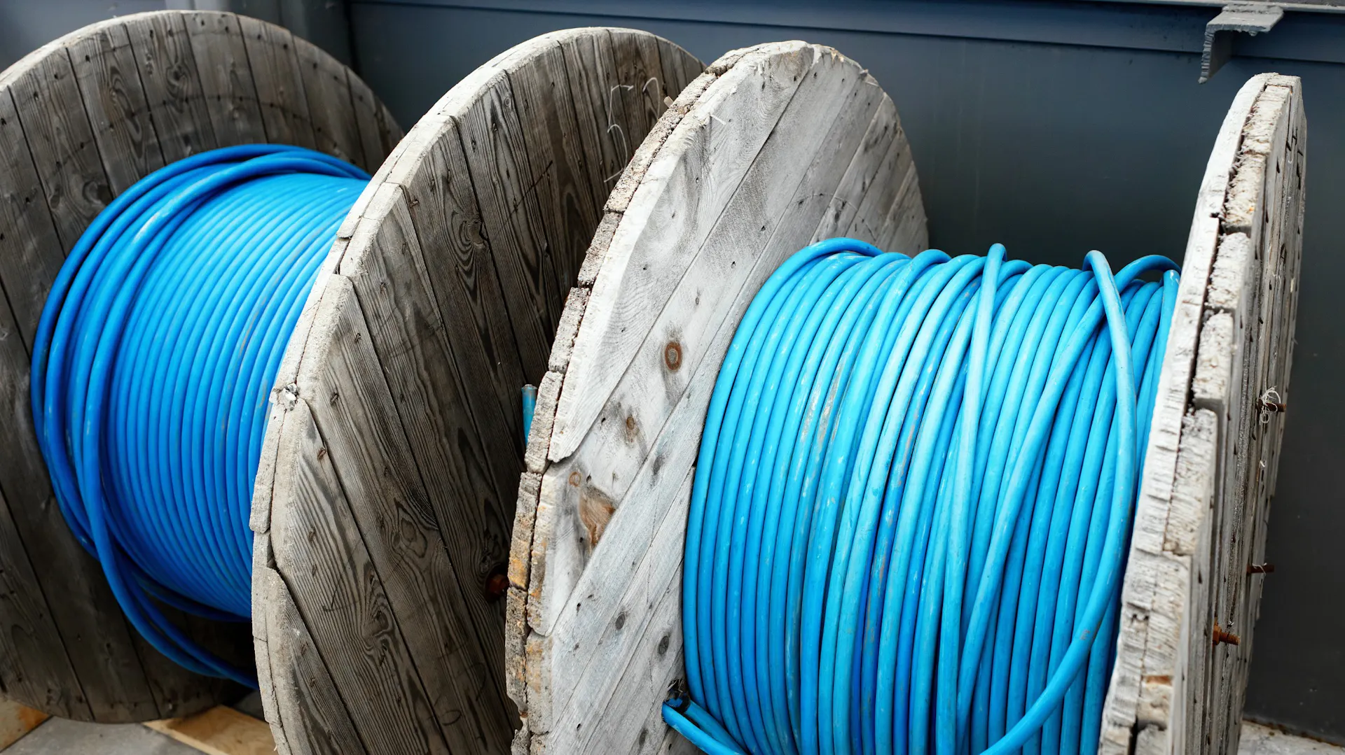 Erdkabel auf großen Kabeltrommeln