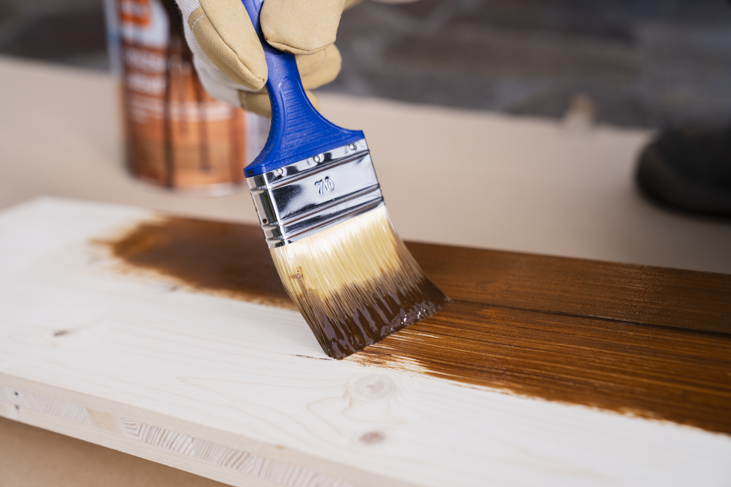 A melegágy fa alkatrészeit időjárásálló lazúrral kezelik.