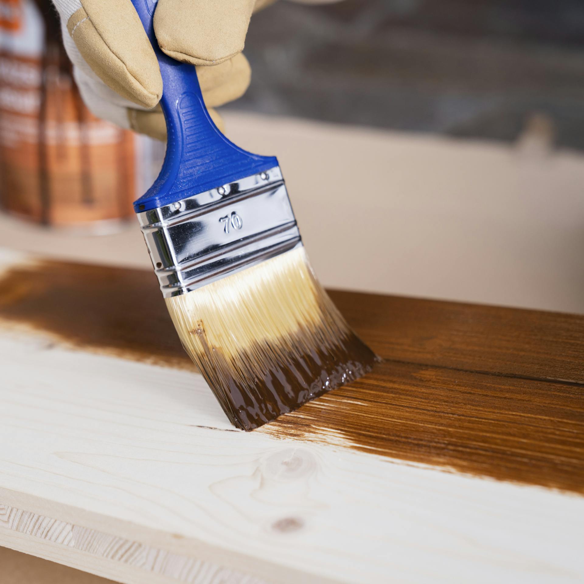 Lasieren der Bauteile für das Frühbeet mit Wetterschutzlasur