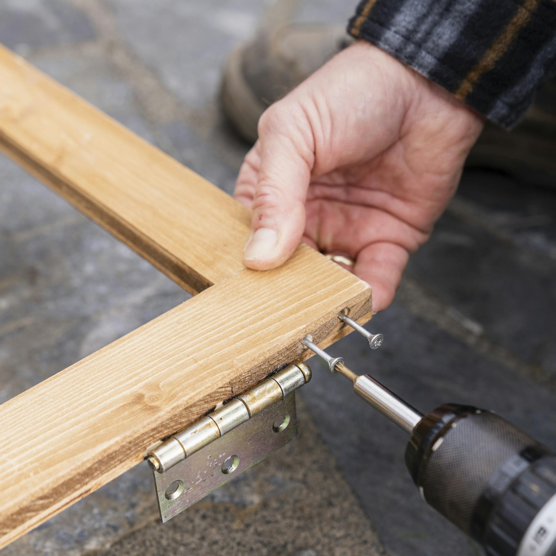 Leisten für Frühbeet-Deckel werden miteinander verschraubt