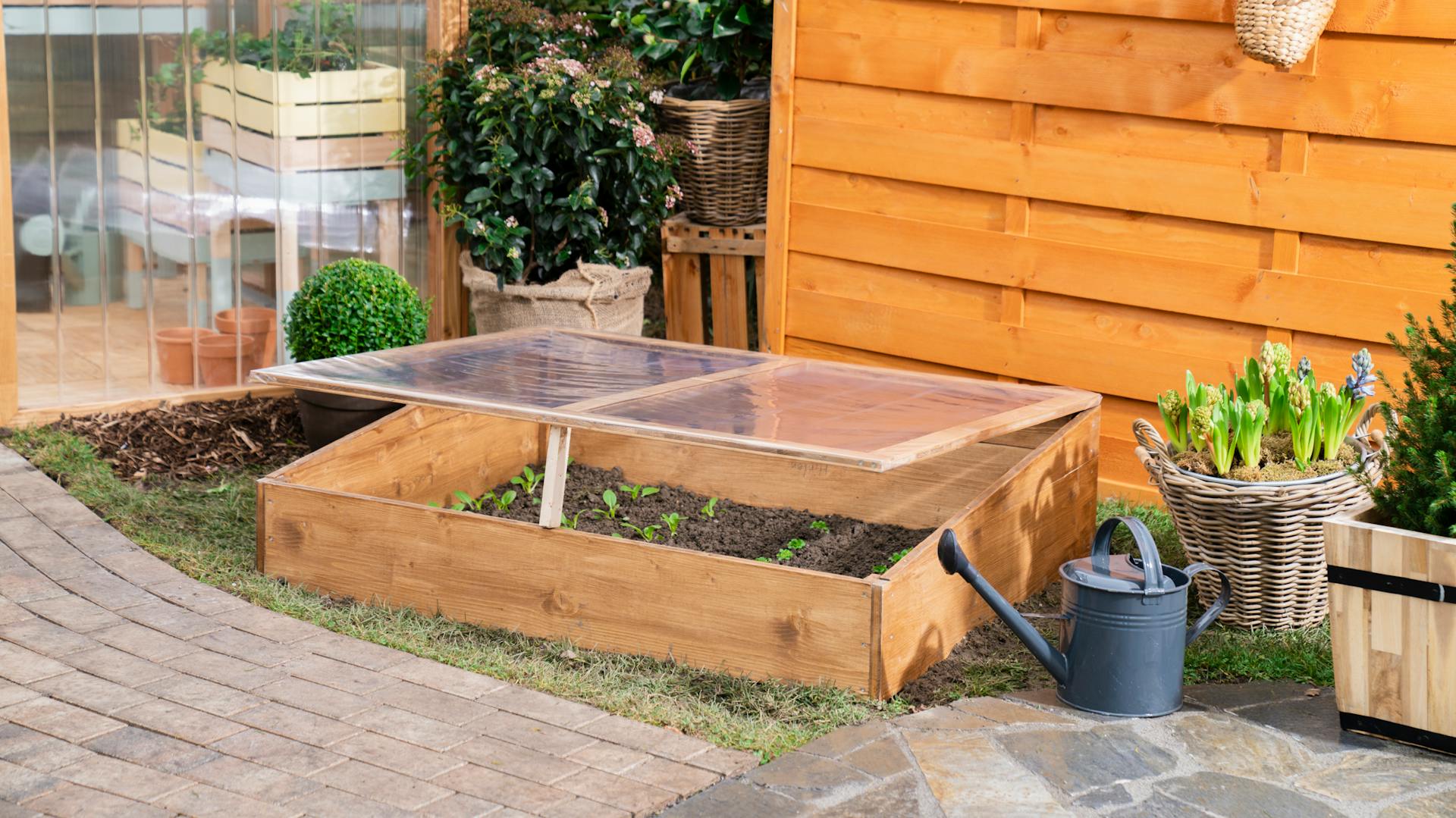 Nyissa ki a fedelet a melegágy szellőztetéséhez.