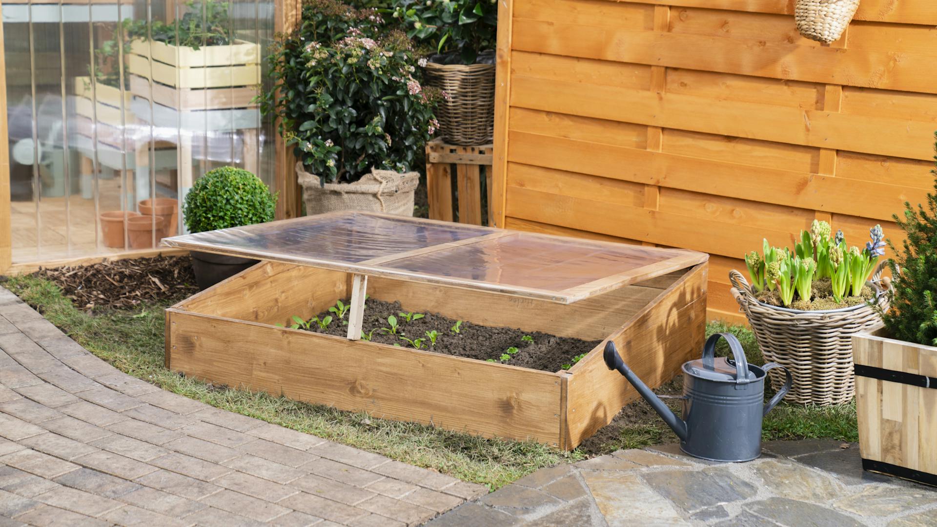 Geöffneter Deckel, um das Frühbeet zu lüften.