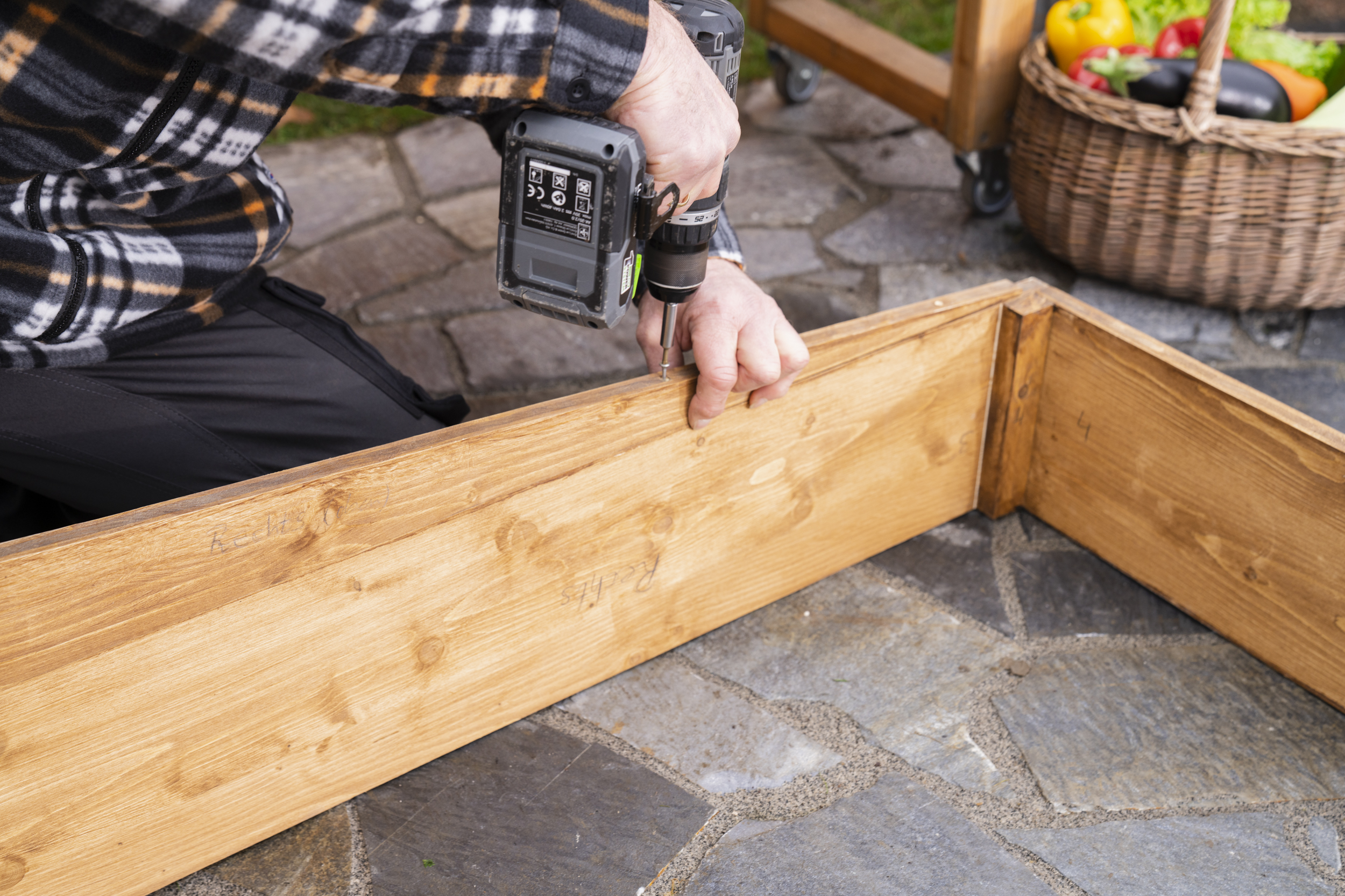 Összecsavarozzák a melegágy alsó és felső részét