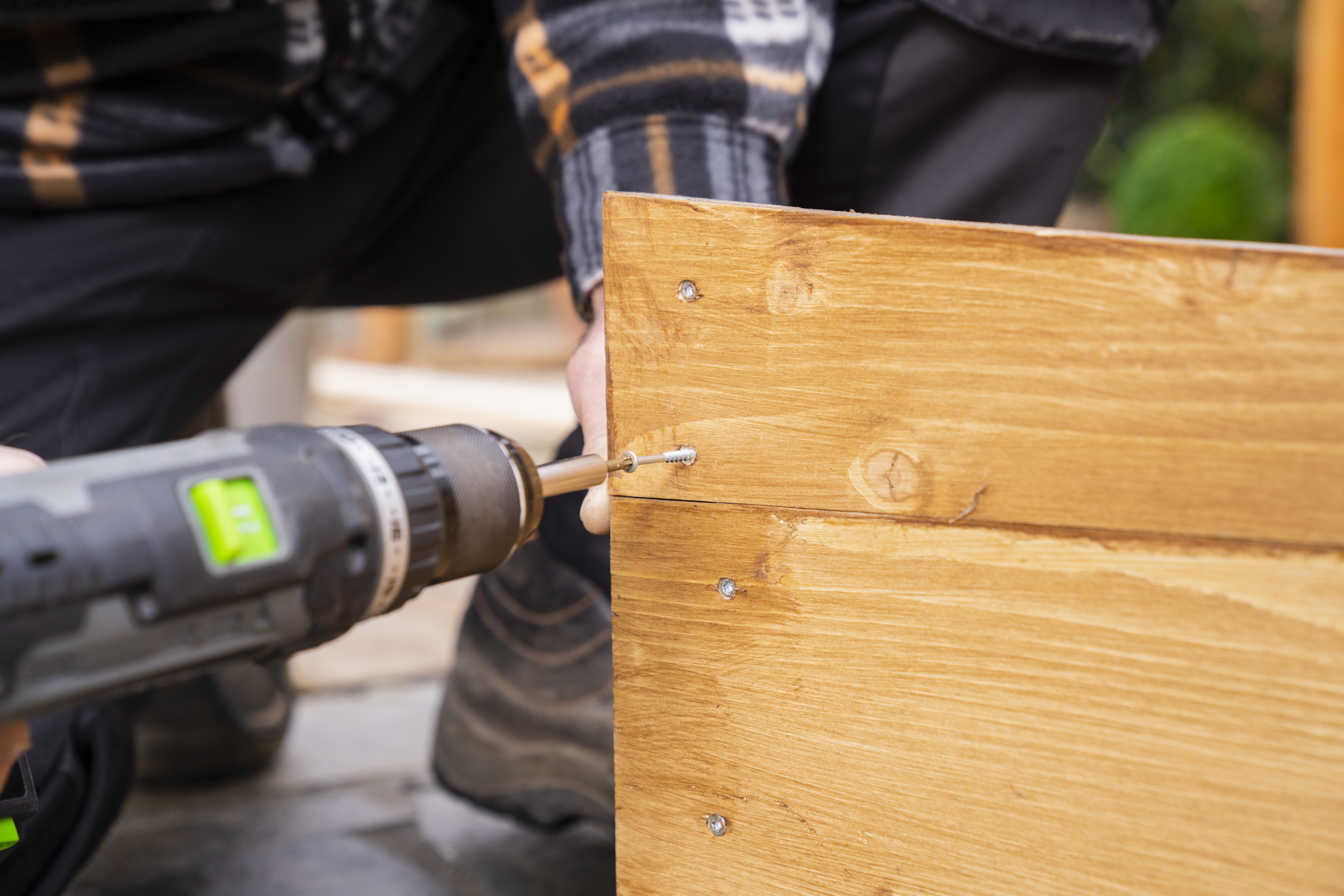 Csavarozzák a melegágy felső részét