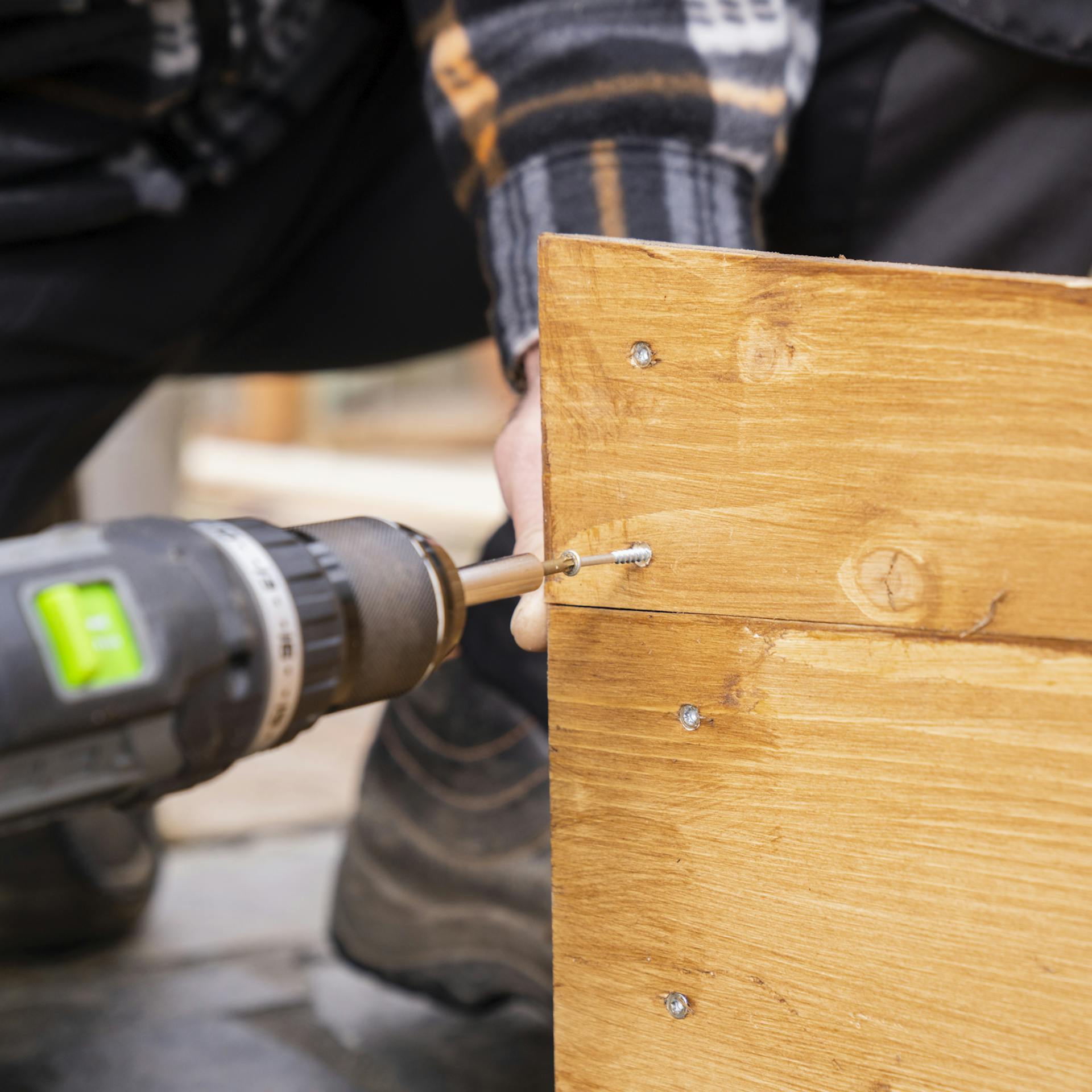 Oberer Teil des Frühbeetrahmens wird an Seitenwände geschraubt