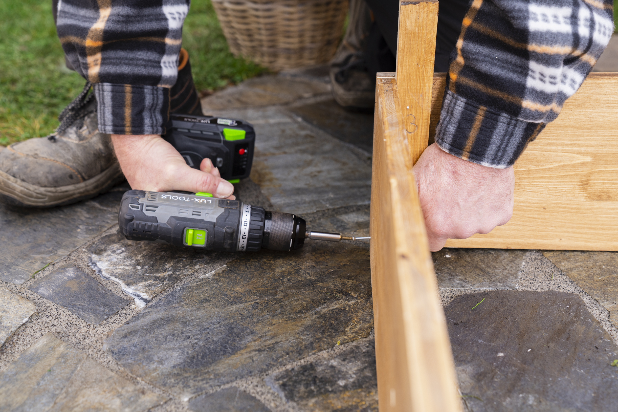 Felcsavarozzák a melegágy hátsó oldalát