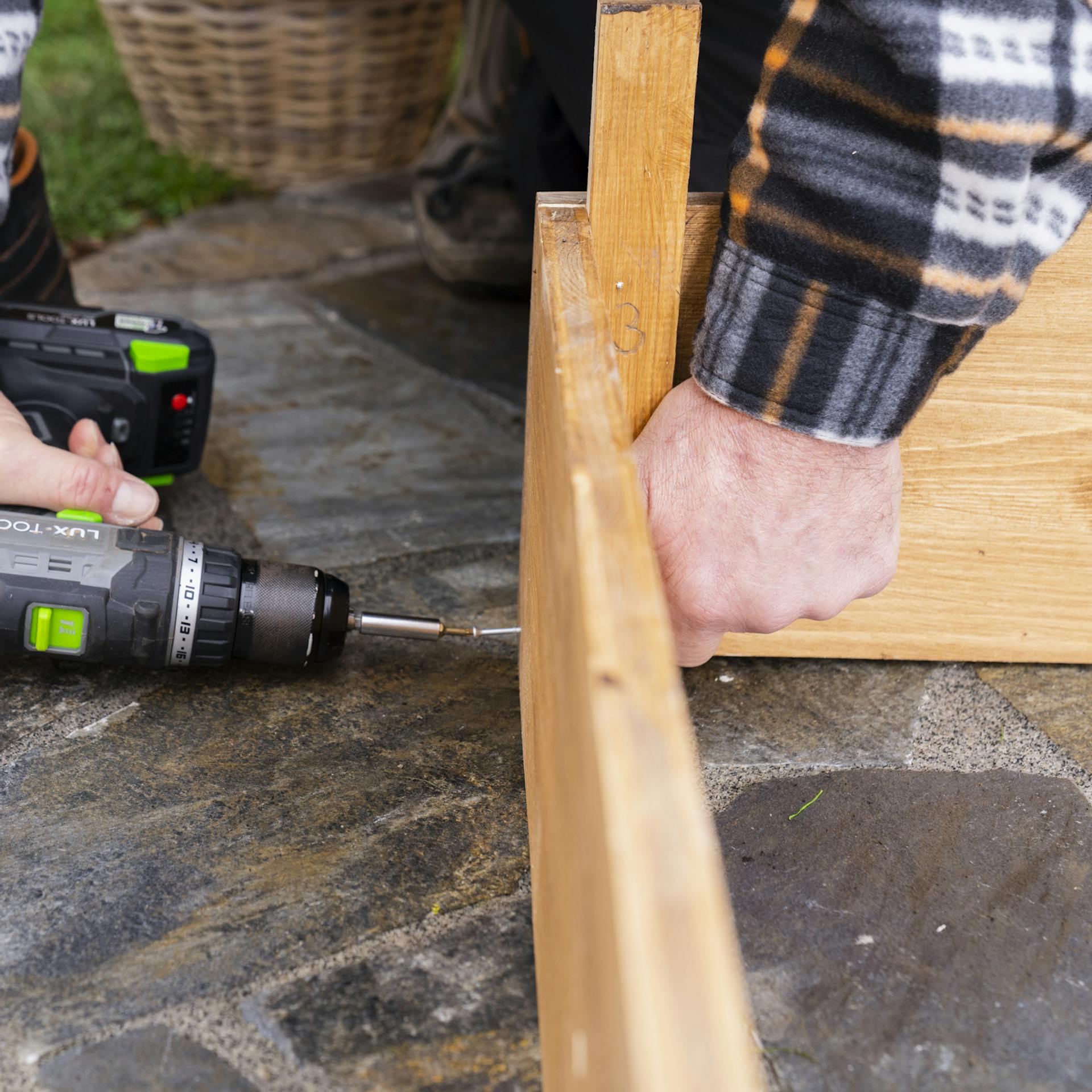 Rückwand des Frühbeetrahmen wird verschraubt