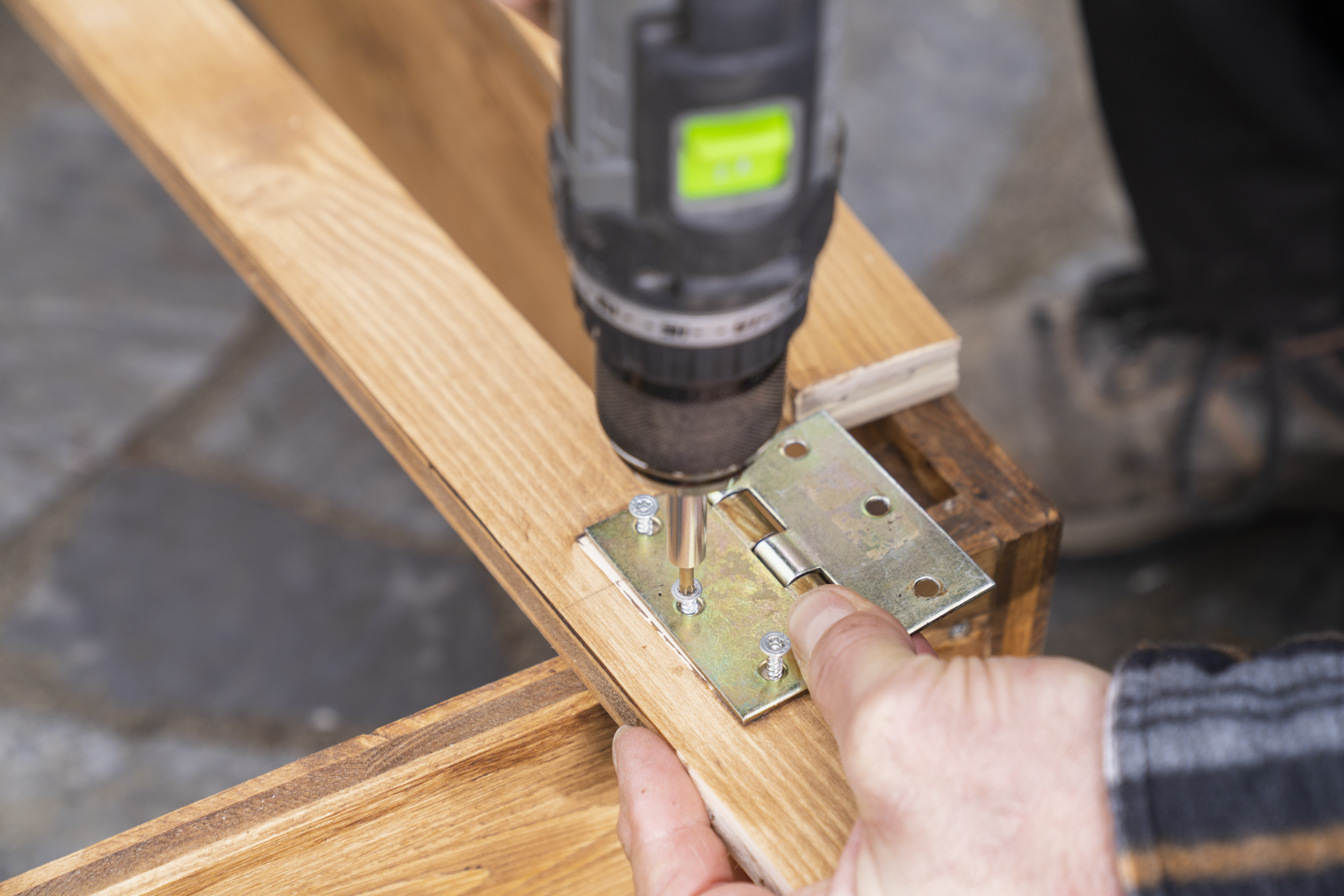 A zsanérok a melegágy fedeléhez csvarozzák.