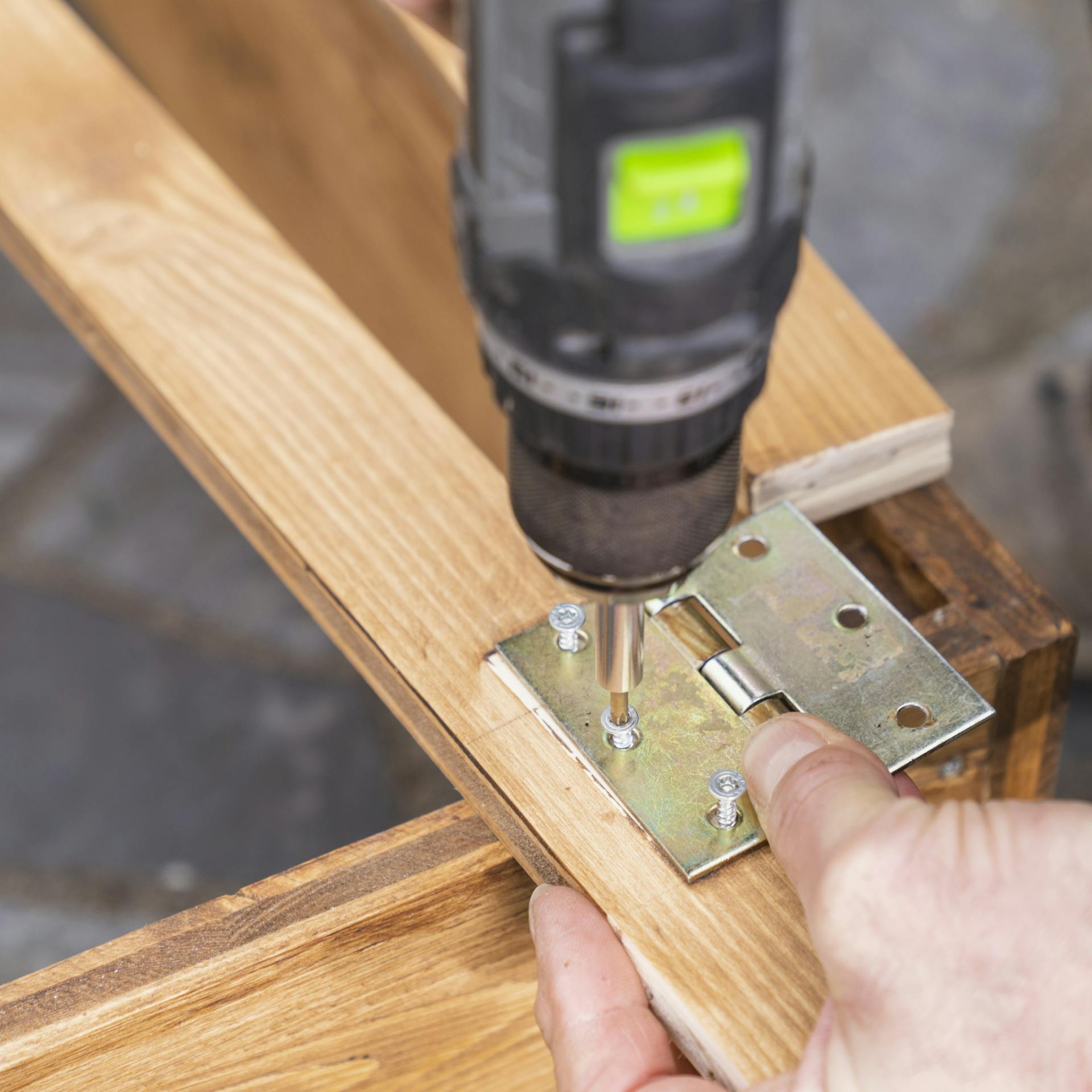 Scharniere werden am Deckel des Frühbeets angeschraubt