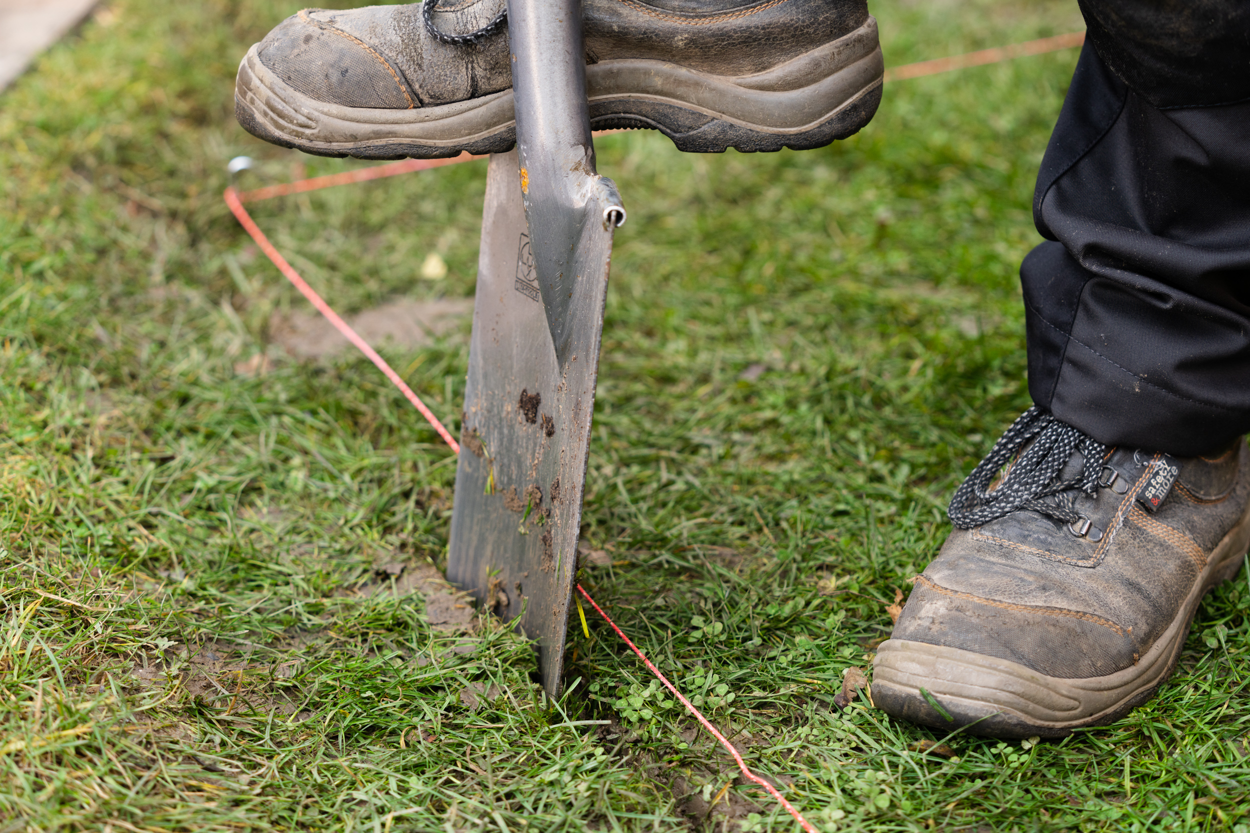 Ásóval kiszúrják a melegágy megjelölt körvonalait.