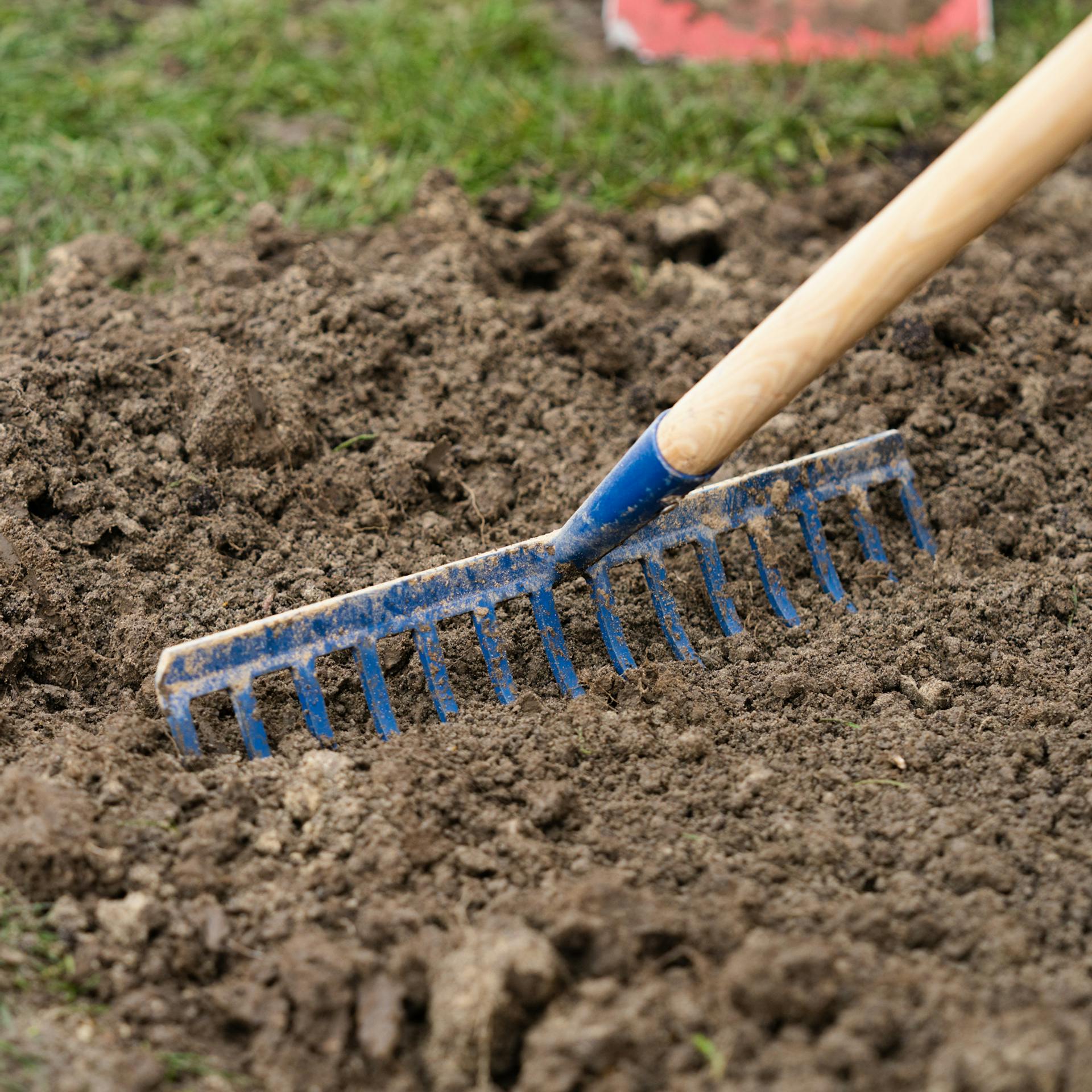 Boden mit Rechen einebnen