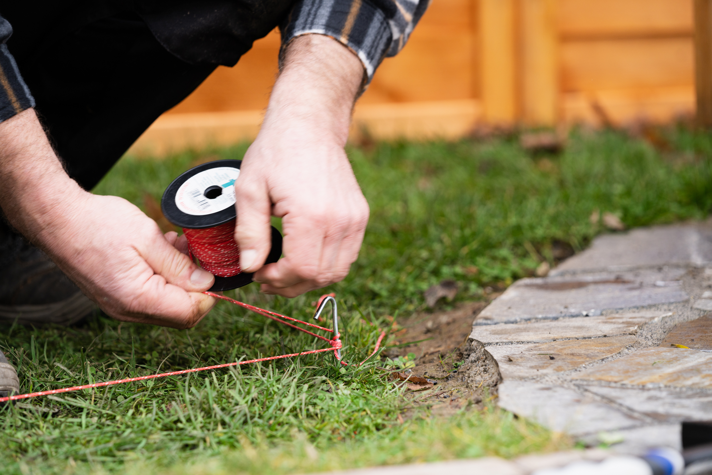 Kitűző zsinórt húznak ki a melegágy helyének kijelölésére.
