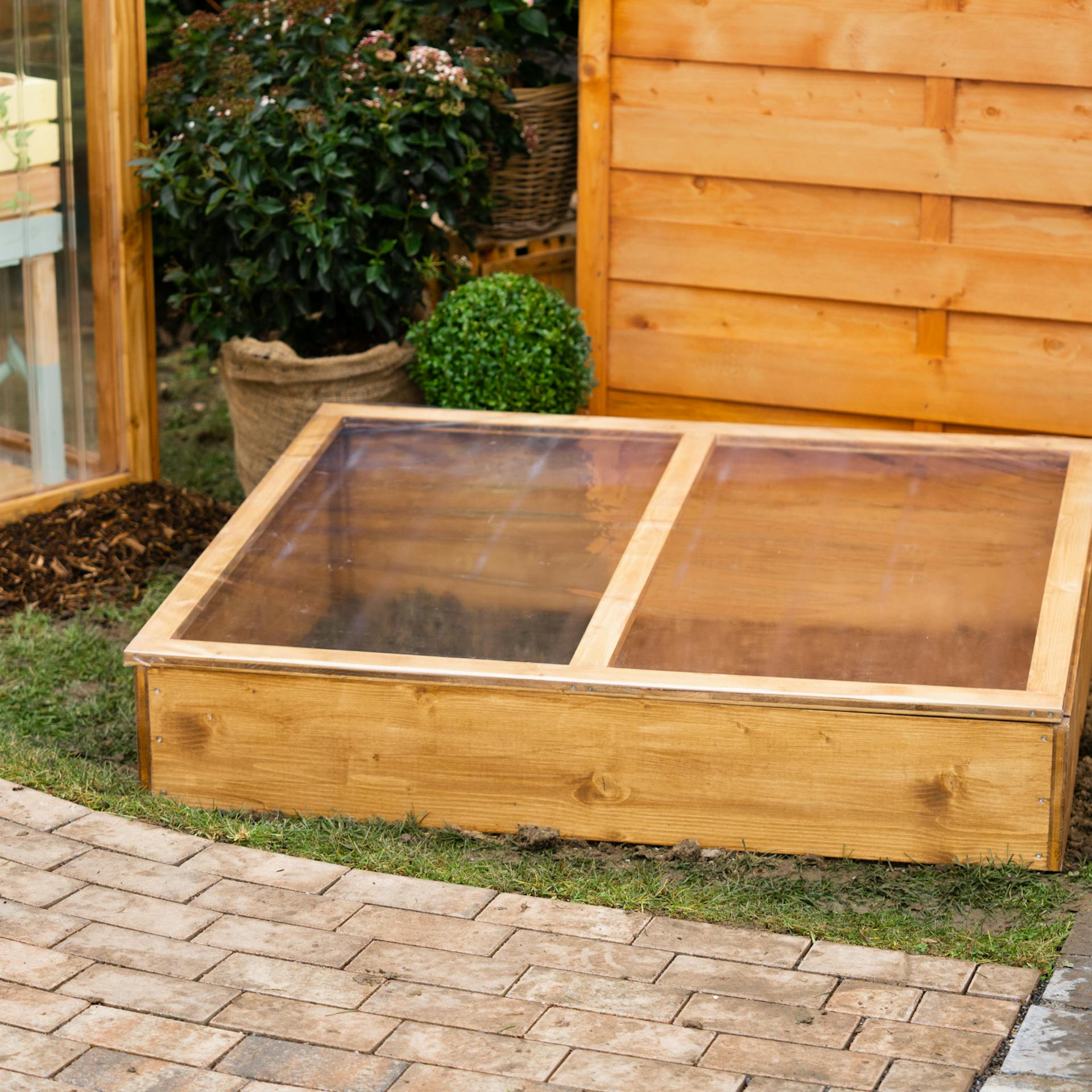 Selbstgebautes Frühbeet steht an seinem vorgesehenen Platz