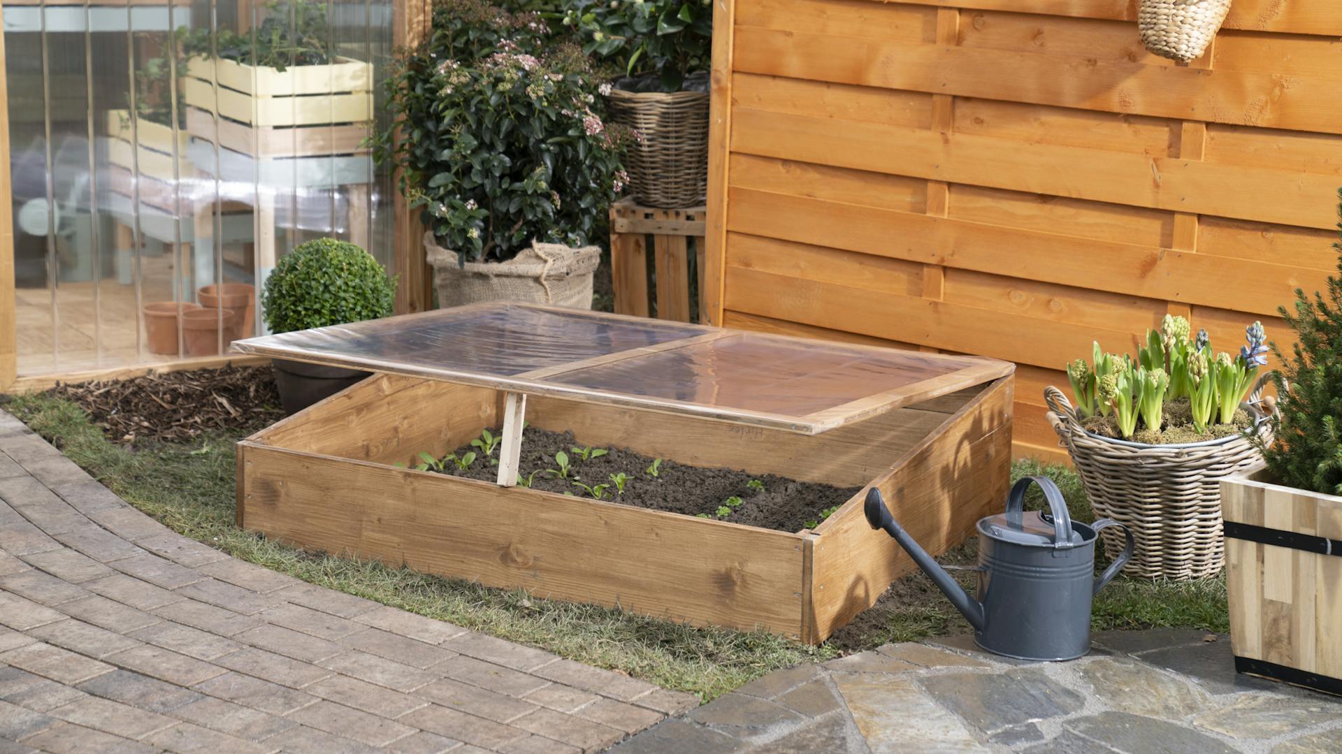 Frühbeet ist leicht geöffnet