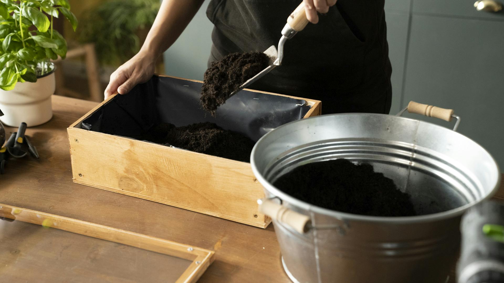 Mini-Frühbeet mit Erde befüllen