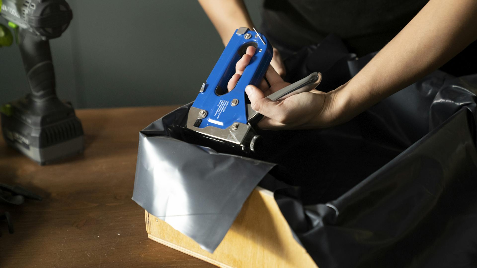 Mini-Frühbeet mit Teichfolie auskleiden