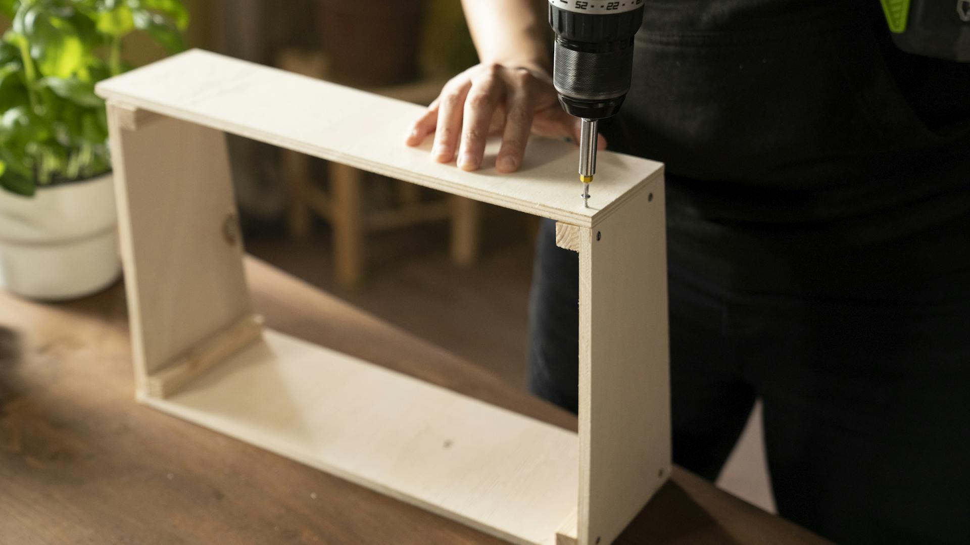 Rahmen für das Mini-Frühbeet zusammenschrauben