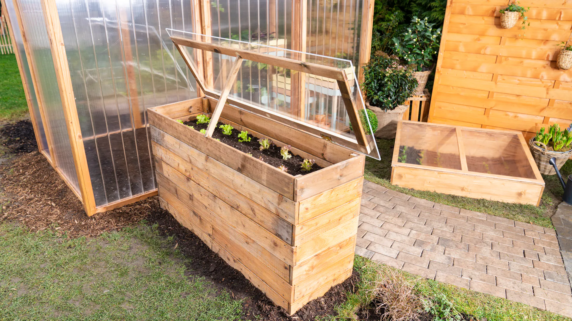 Vyvýšený záhon s chladícím rámem a skleník v zahradě