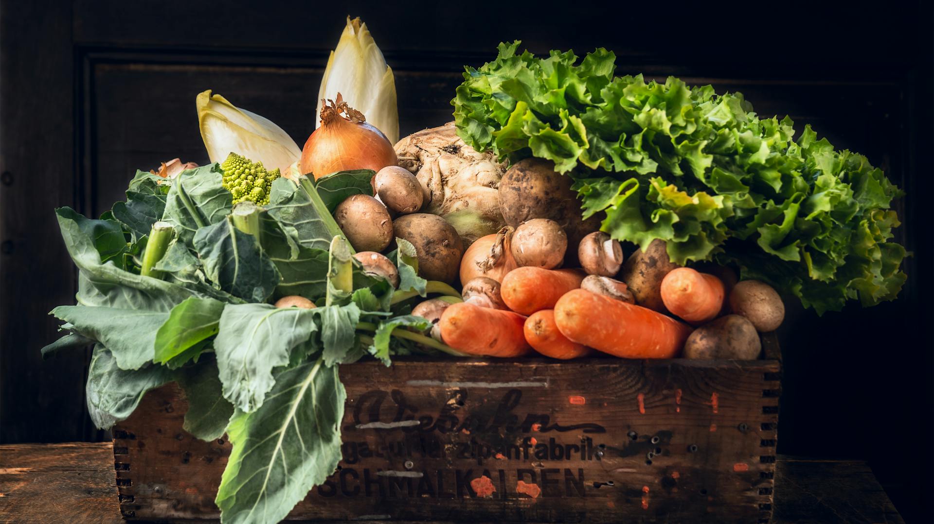 Frisches Gemüse in einer Kiste