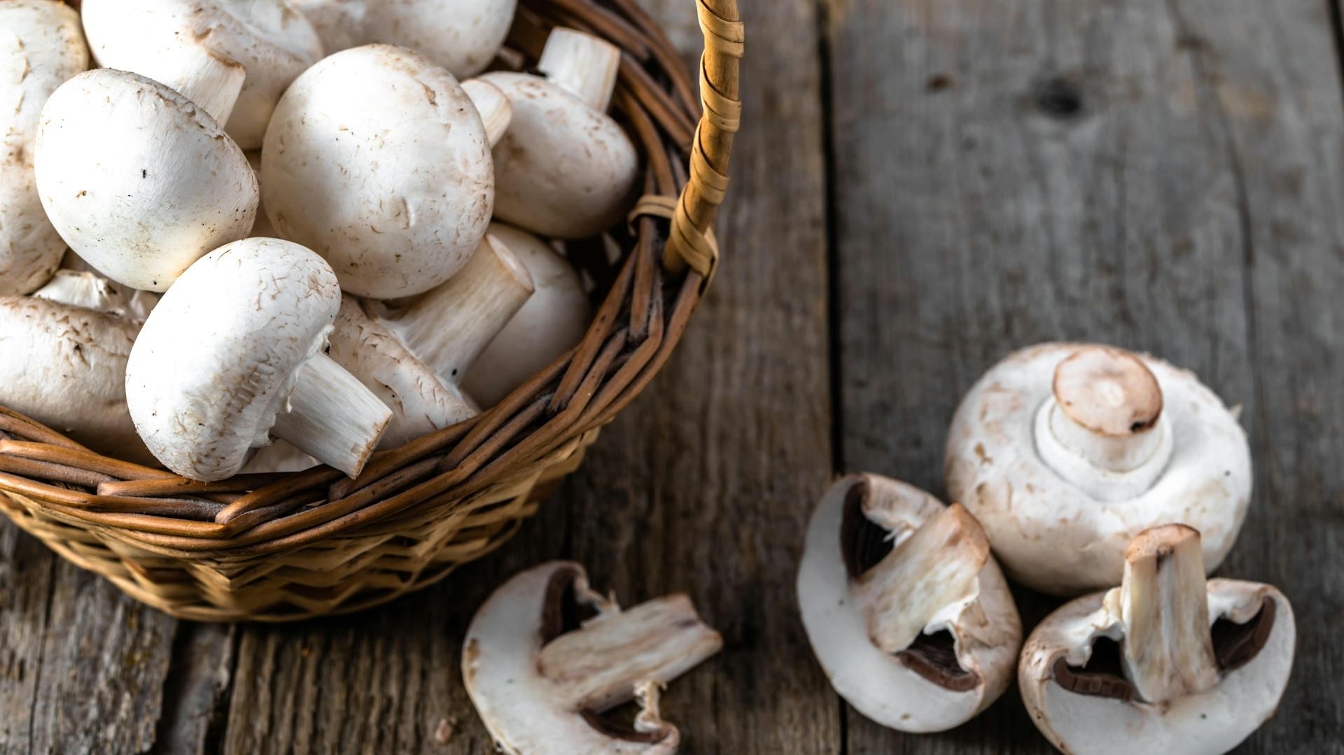 Fehér csiperke egy kosárban.