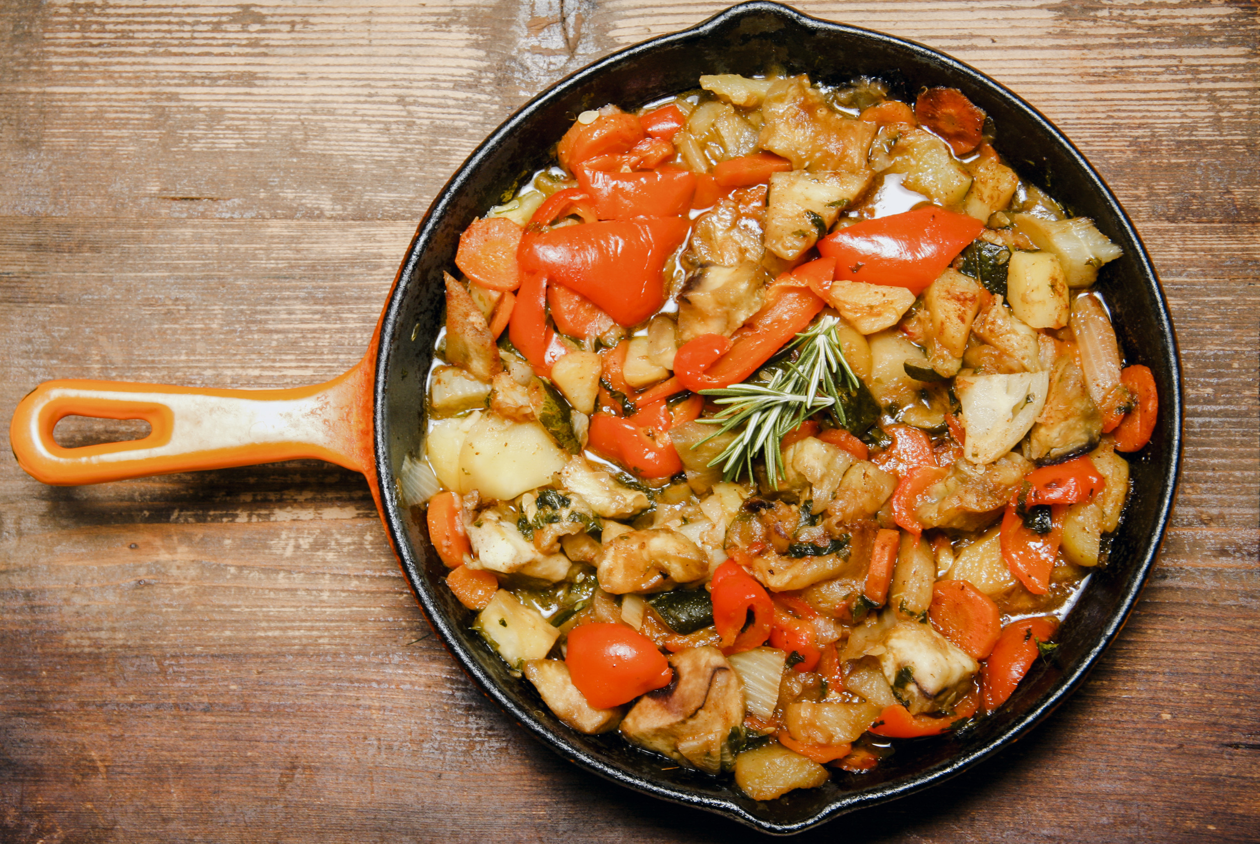Eine Pfanne gefüllt mit buntem Gemüse