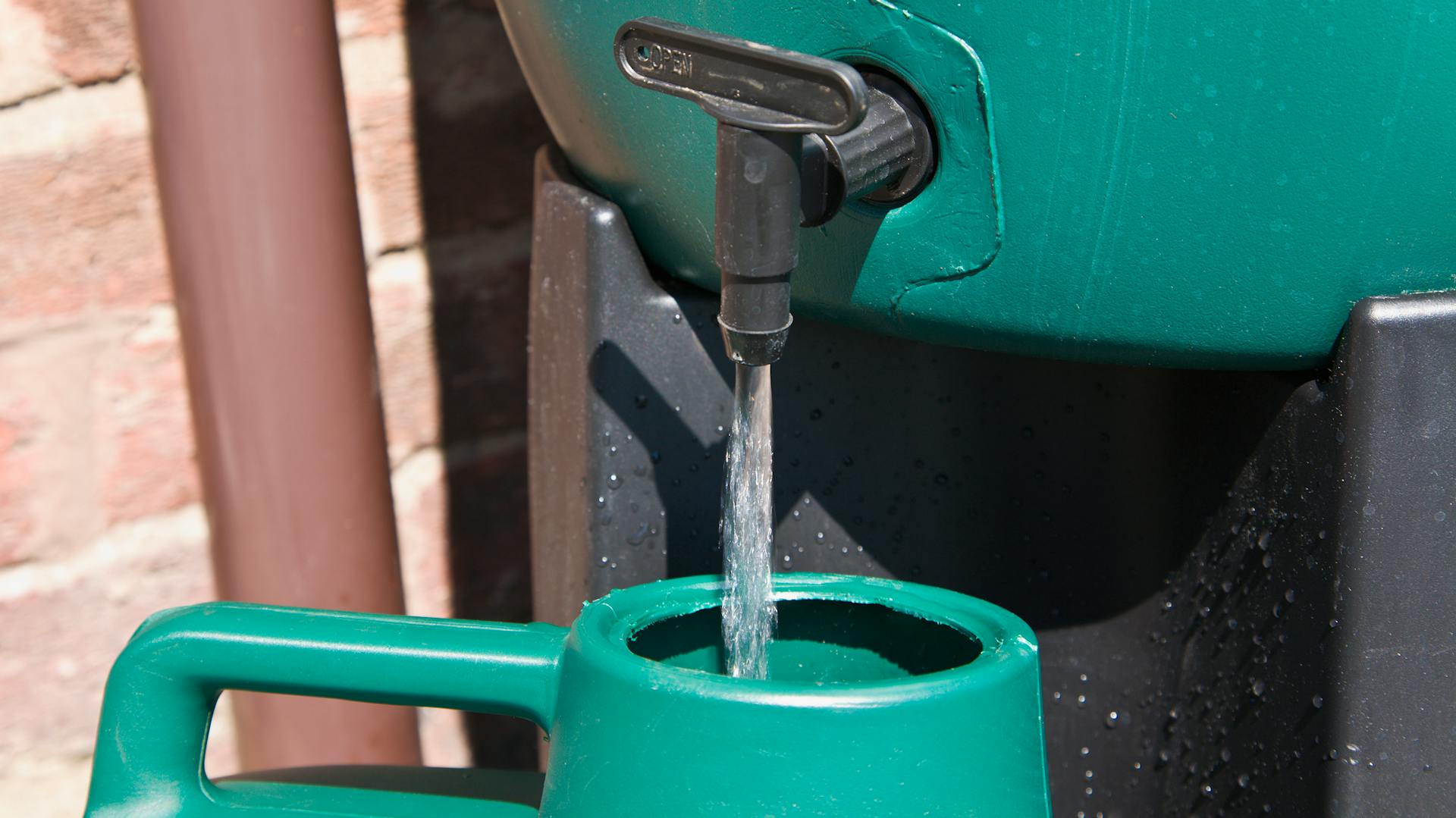 Sud na dážď s otvoreným odtokom vody.