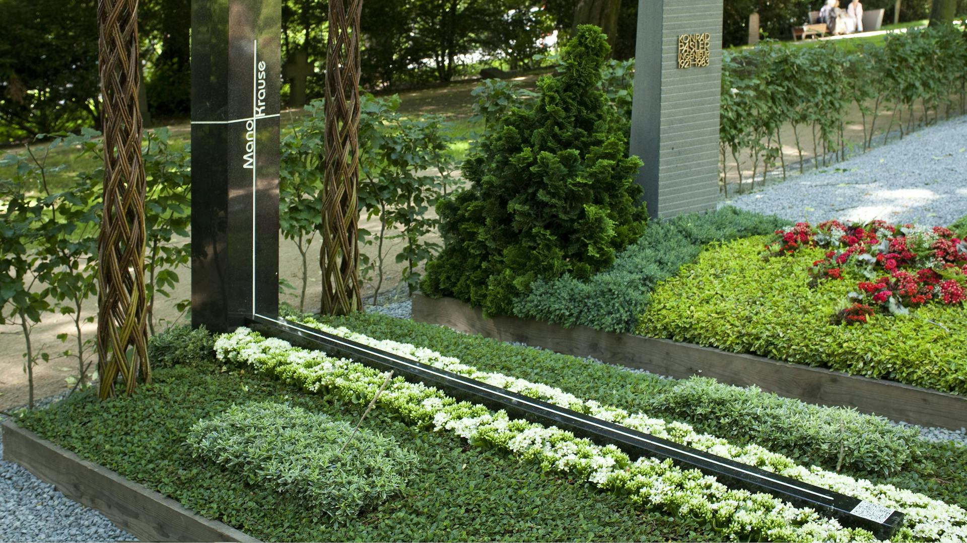 Grabstelle mit Grabbepflanzung