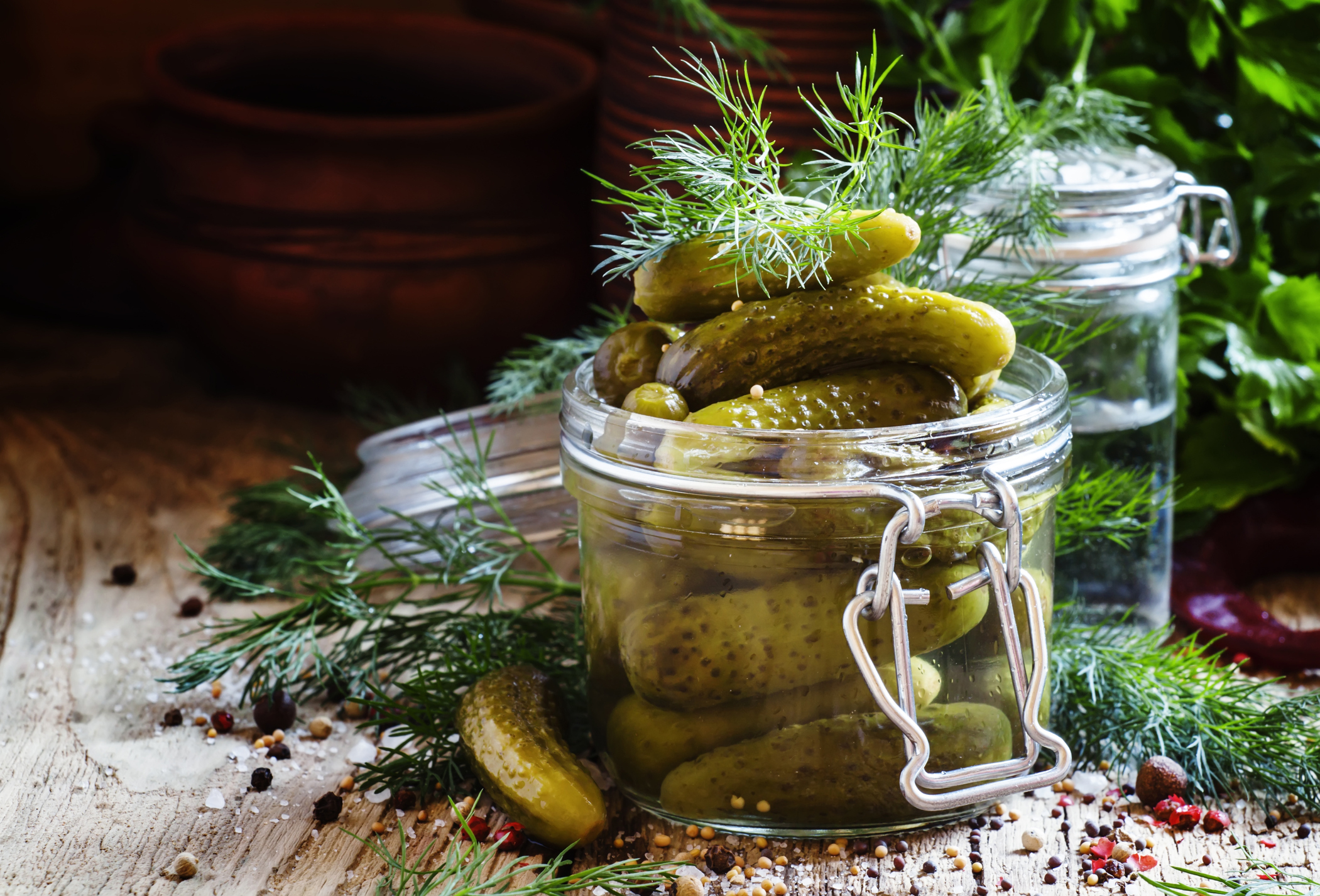 Eingelegte Gurken und Dill im Einmachglas