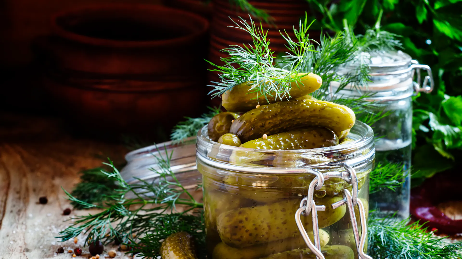 Eingelegte Gurken und Dill im Einmachglas