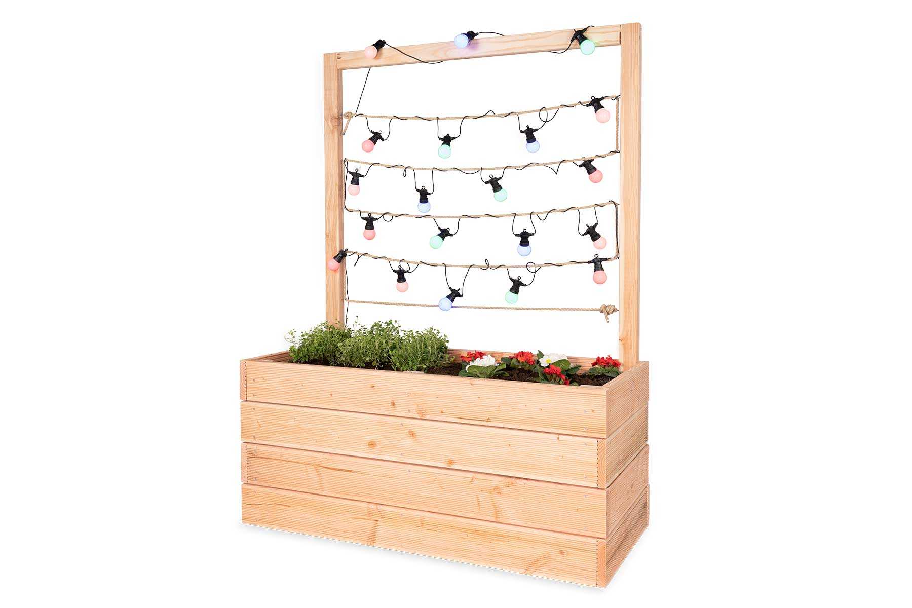 Frontansicht des aus Vollholz selbstgebauten Hochbeet Alfred mit Sisalseil in naturfarbe mit einer Lichterkette.