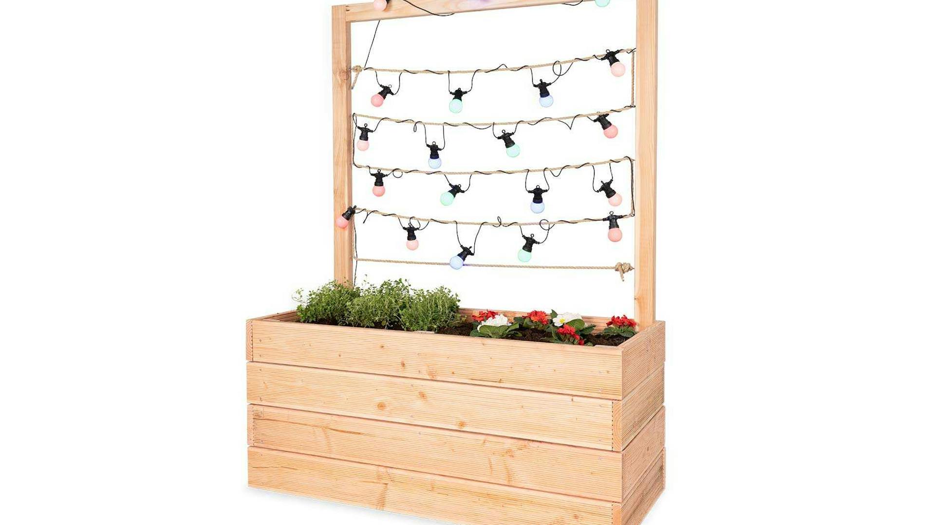 Frontansicht des aus Vollholz selbstgebauten Hochbeet Alfred mit Sisalseil in naturfarbe mit einer Lichterkette.