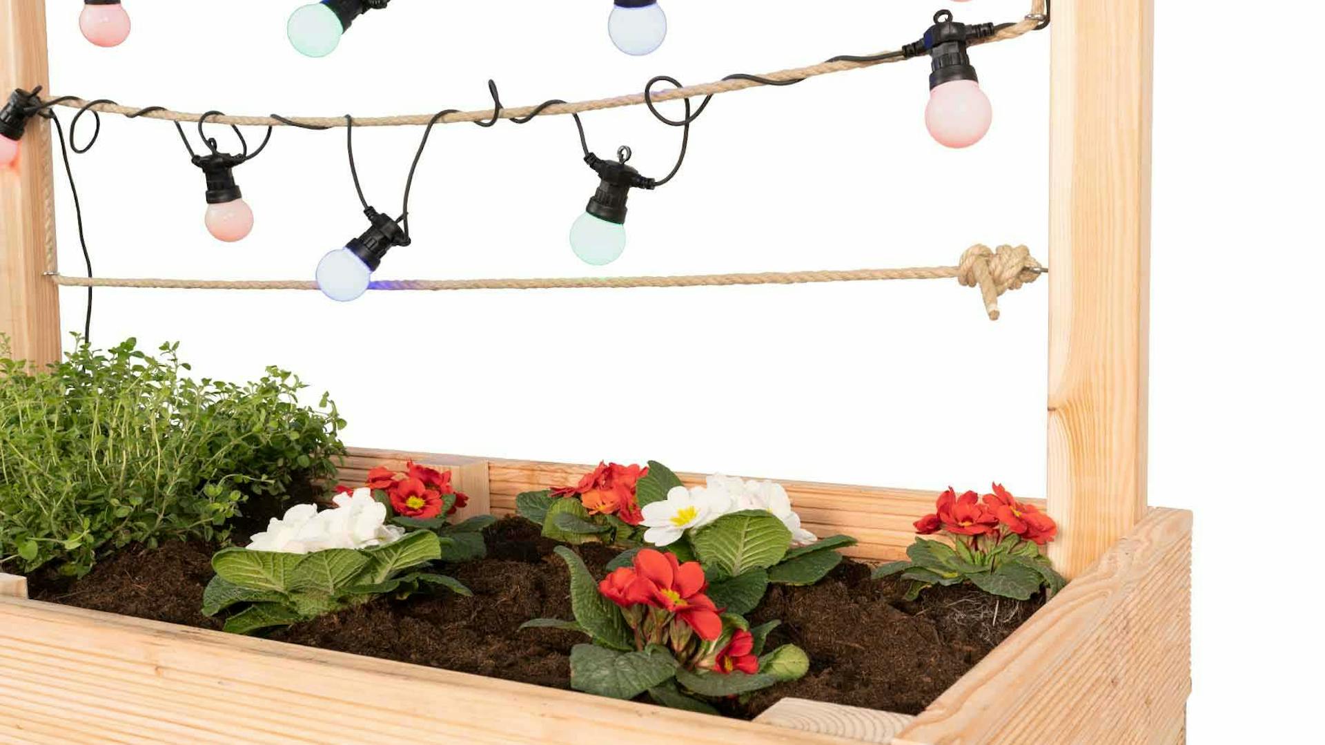 Detailansicht des aus Vollholz selbstgebauten Hochbeet Alfred mit Sisalseil in blau.