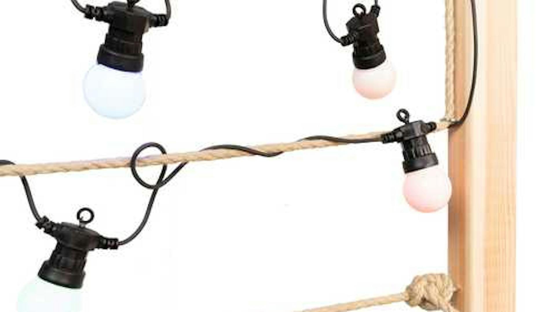 Detailansicht des aus Vollholz selbstgebauten Hochbeet Alfred mit Sisalseil in blau.