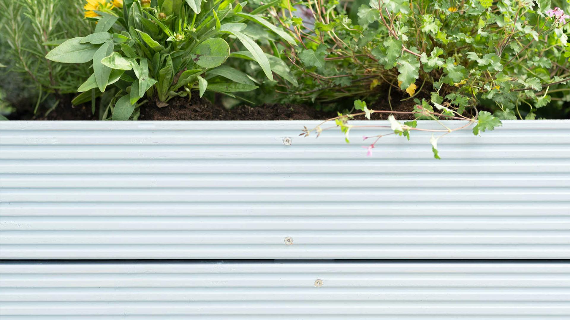 Detailansicht des aus Vollholz selbstgebauten Hochbeet Alfred mit Sisalseil in blau.