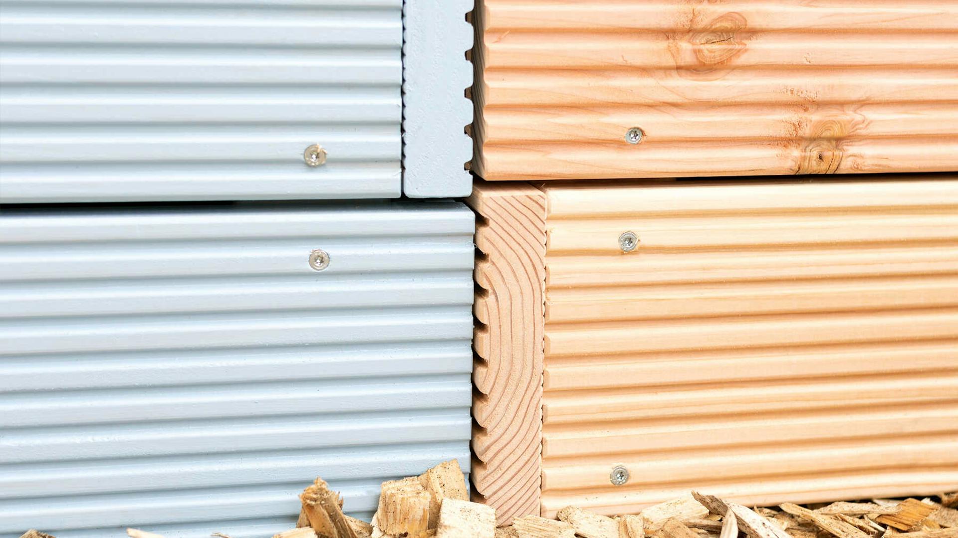 Detailansicht des aus Vollholz selbstgebauten Hochbeet Alfred mit Sisalseil in blau.