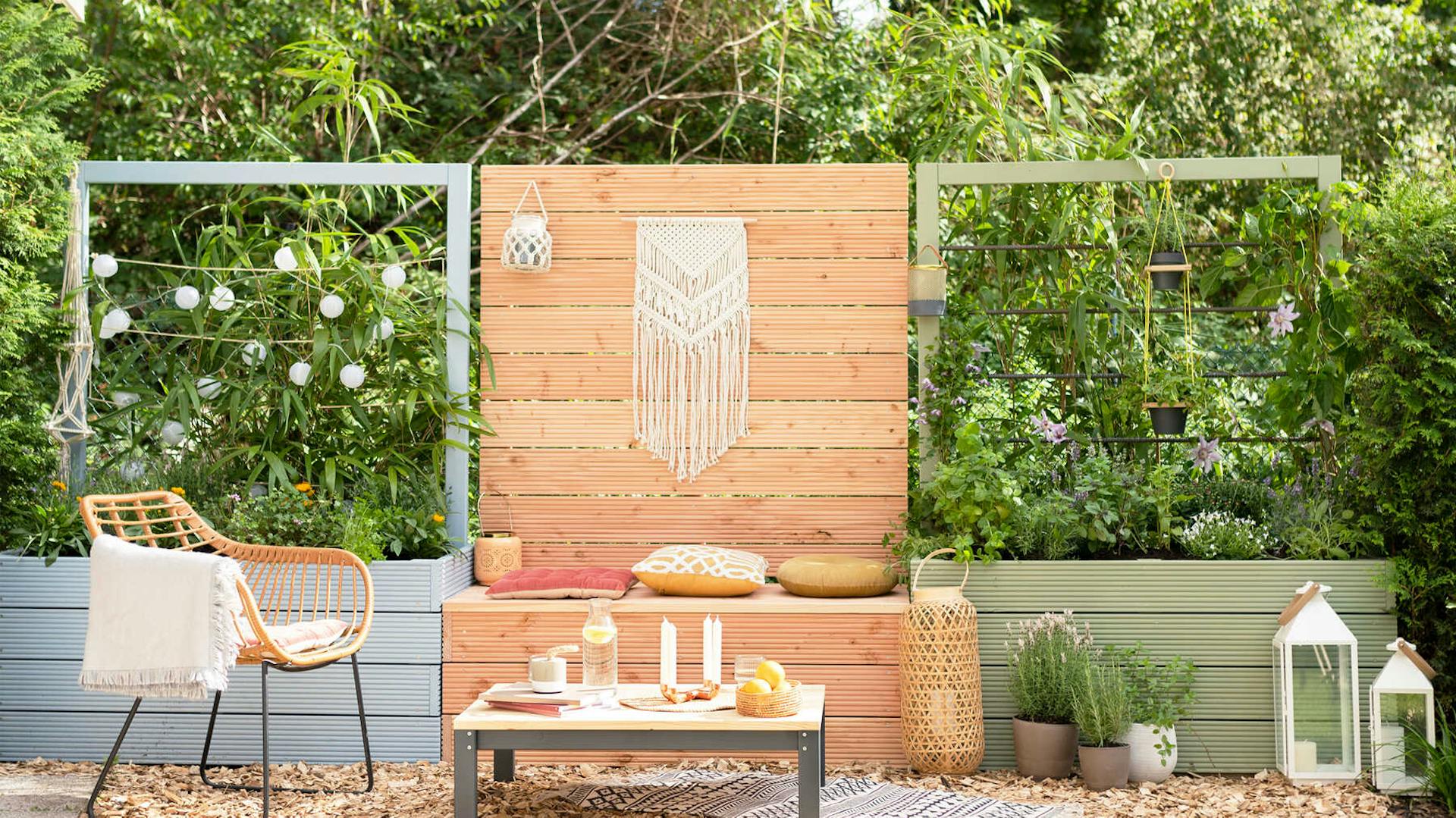 Frontansicht des aus Vollholz selbstgebauten Hochbeet Alfred mit Sisalseil in blau mit einer Lichterkette.